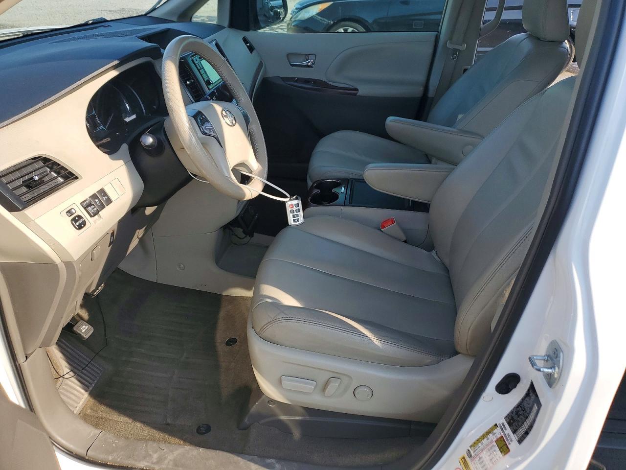 2014 Toyota Sienna White vin: 5TDYK3DC6ES410017