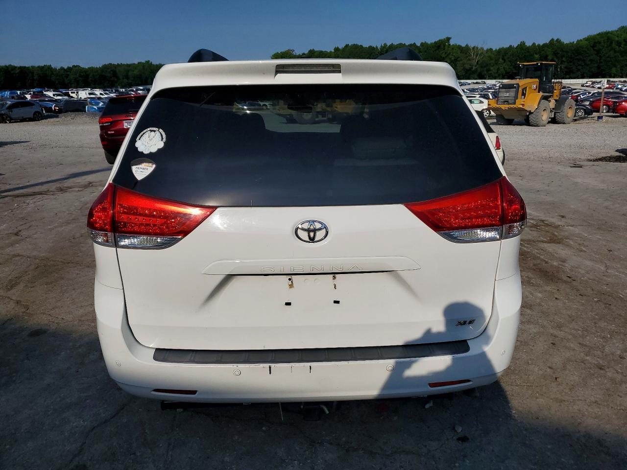 2014 Toyota Sienna White vin: 5TDYK3DC6ES410017
