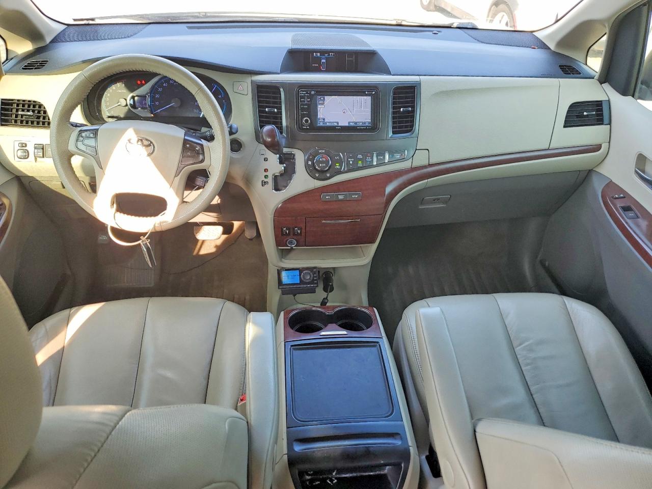 2014 Toyota Sienna White vin: 5TDYK3DC6ES410017