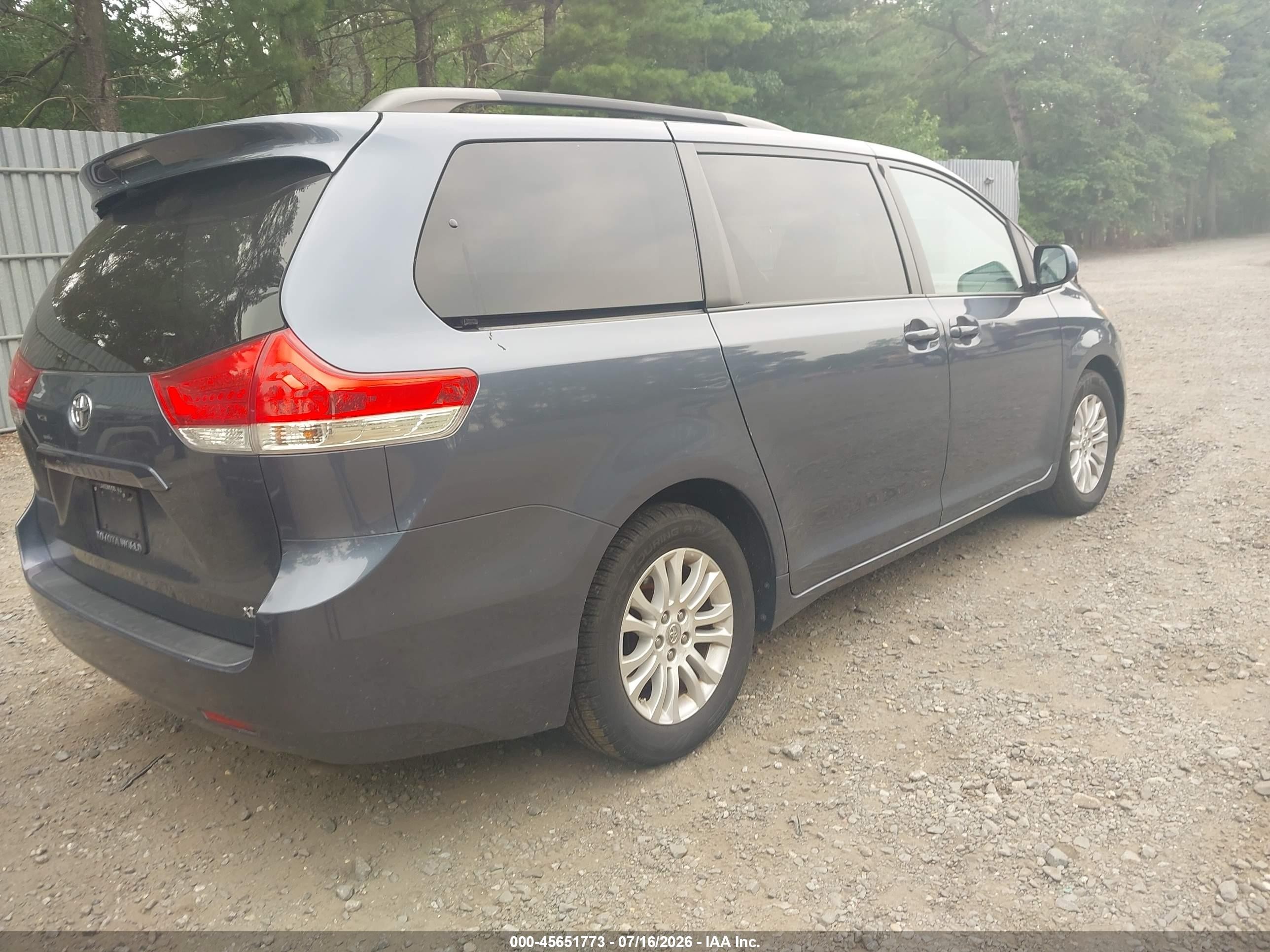 2014 Toyota Sienna Xle V6 8 Passenger Blue vin: 5TDYK3DC6ES436214