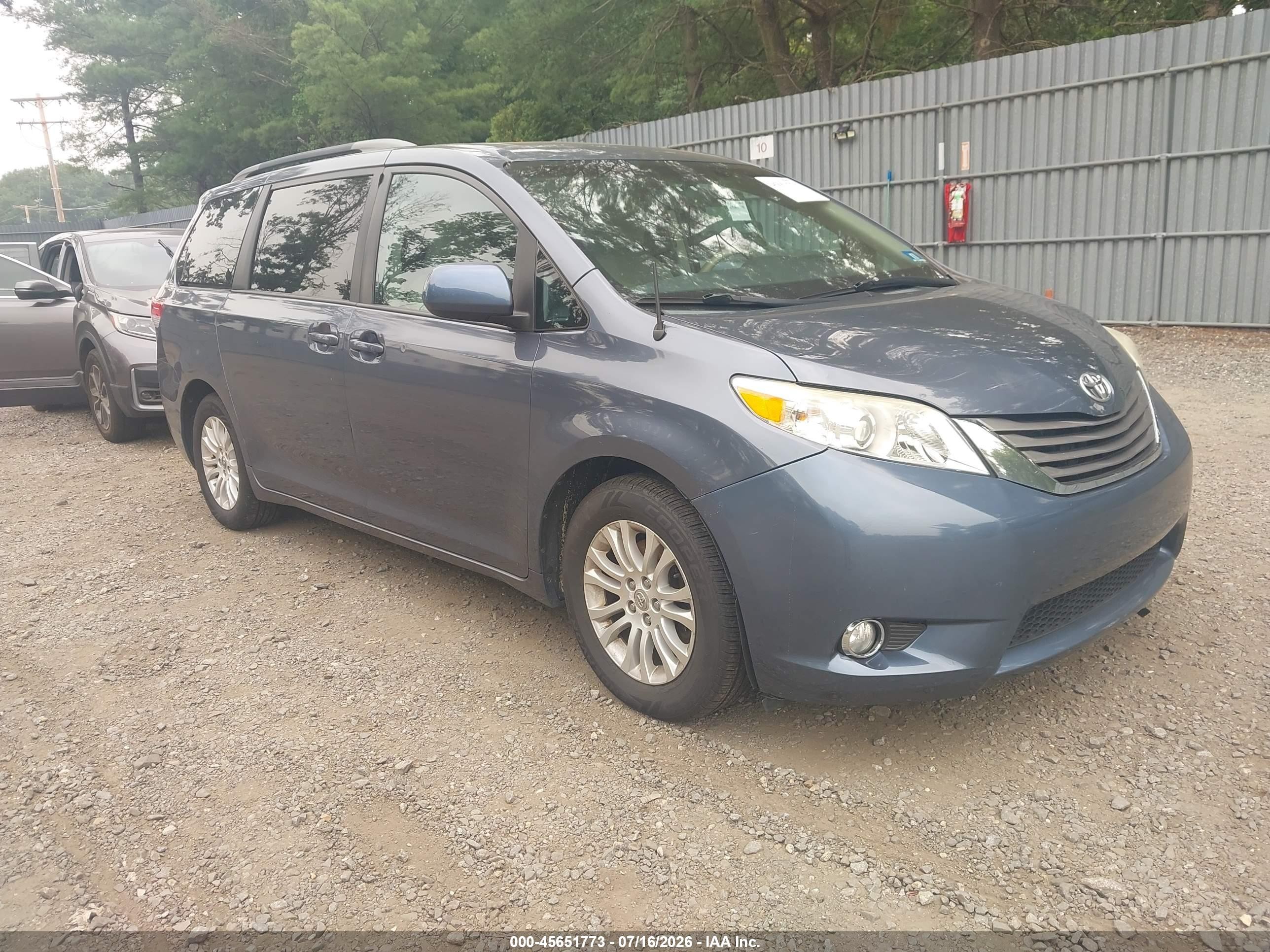 2014 Toyota Sienna Xle V6 8 Passenger Blue vin: 5TDYK3DC6ES436214