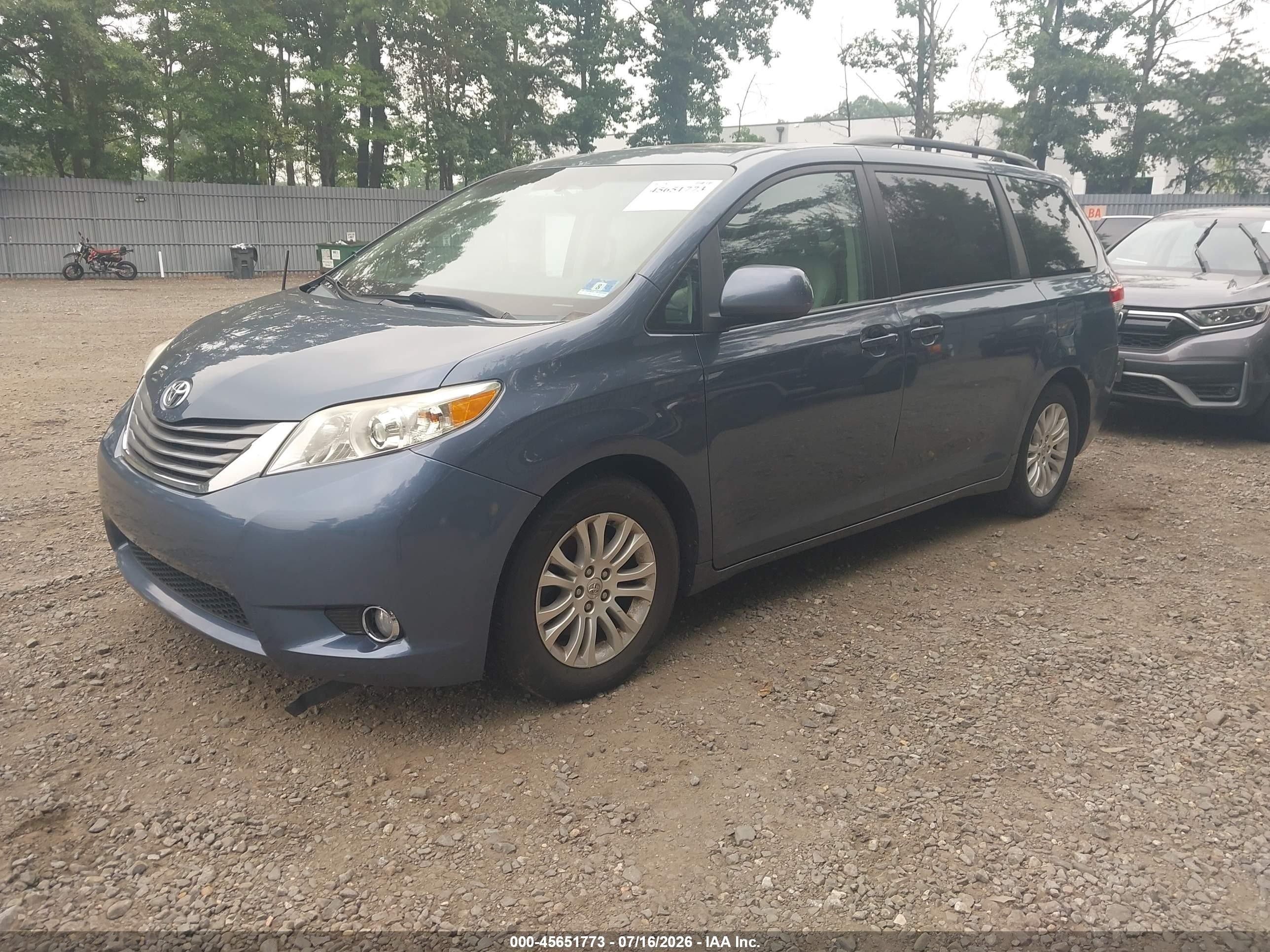 2014 Toyota Sienna Xle V6 8 Passenger Blue vin: 5TDYK3DC6ES436214