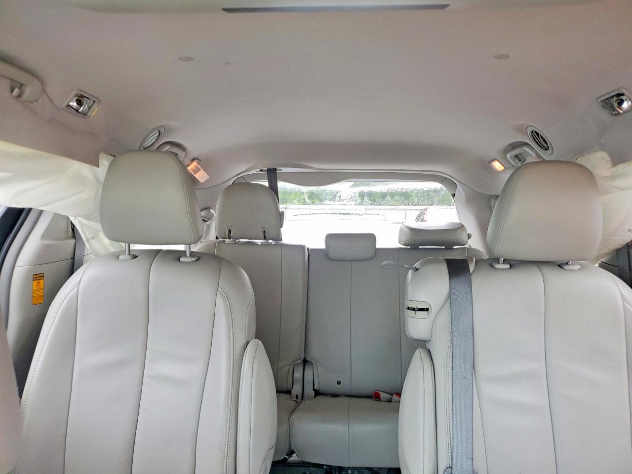 2014 Toyota Sienna Xle 8-passenger Silver vin: 5TDYK3DC6ES451117