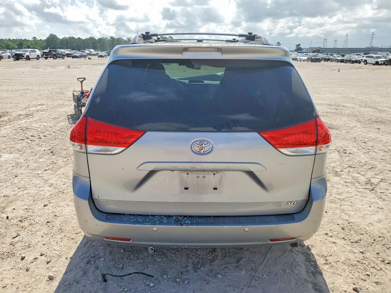 2014 Toyota Sienna Xle 8-passenger Silver vin: 5TDYK3DC6ES451117