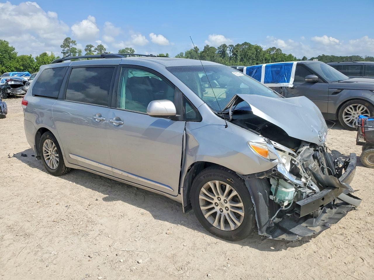 2014 Toyota Sienna Xle 8-passenger Silver vin: 5TDYK3DC6ES451117
