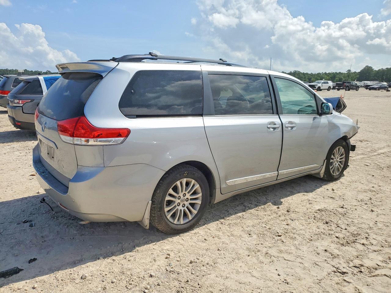 2014 Toyota Sienna Xle 8-passenger Silver vin: 5TDYK3DC6ES451117
