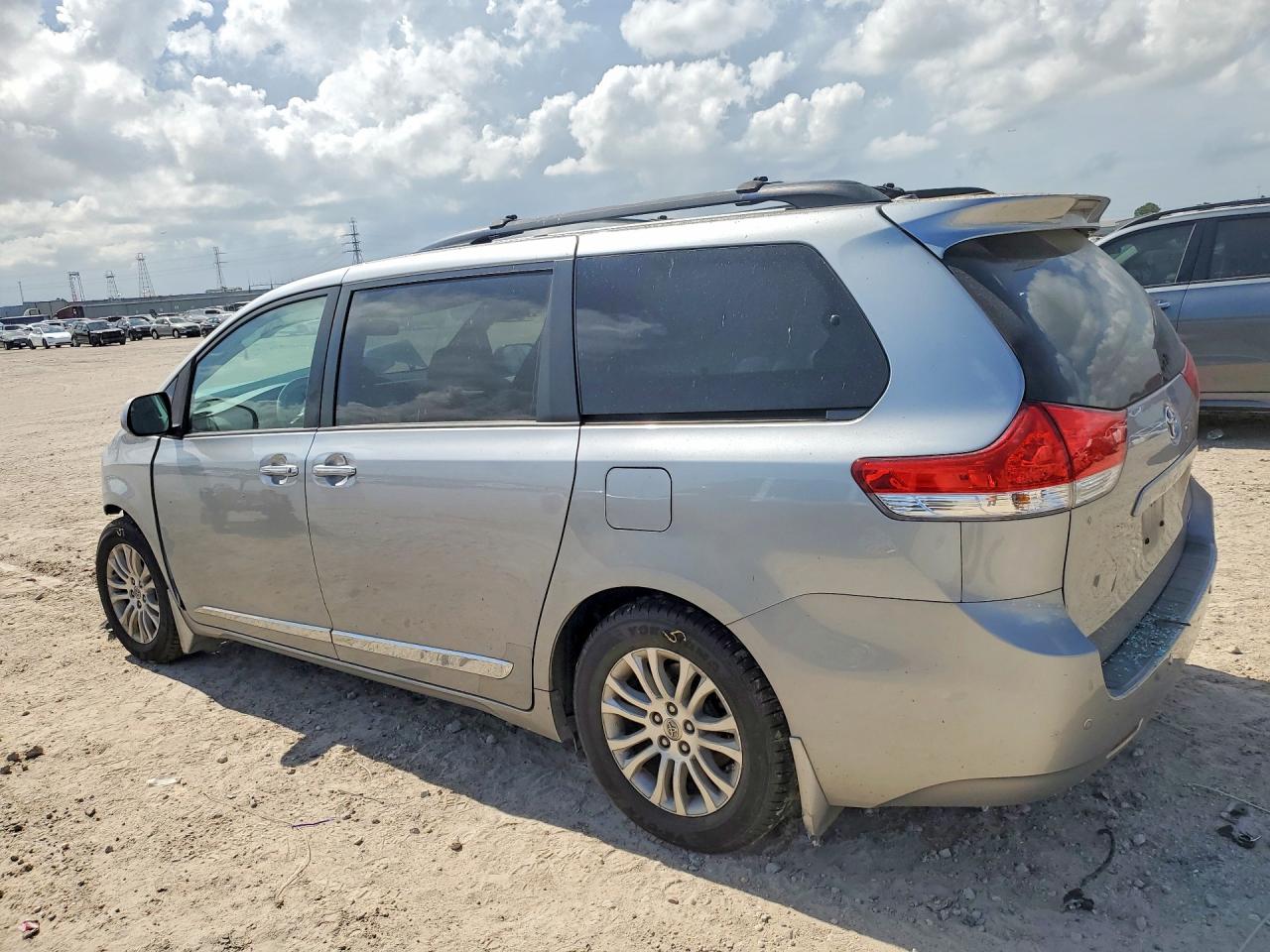 2014 Toyota Sienna Xle 8-passenger Silver vin: 5TDYK3DC6ES451117