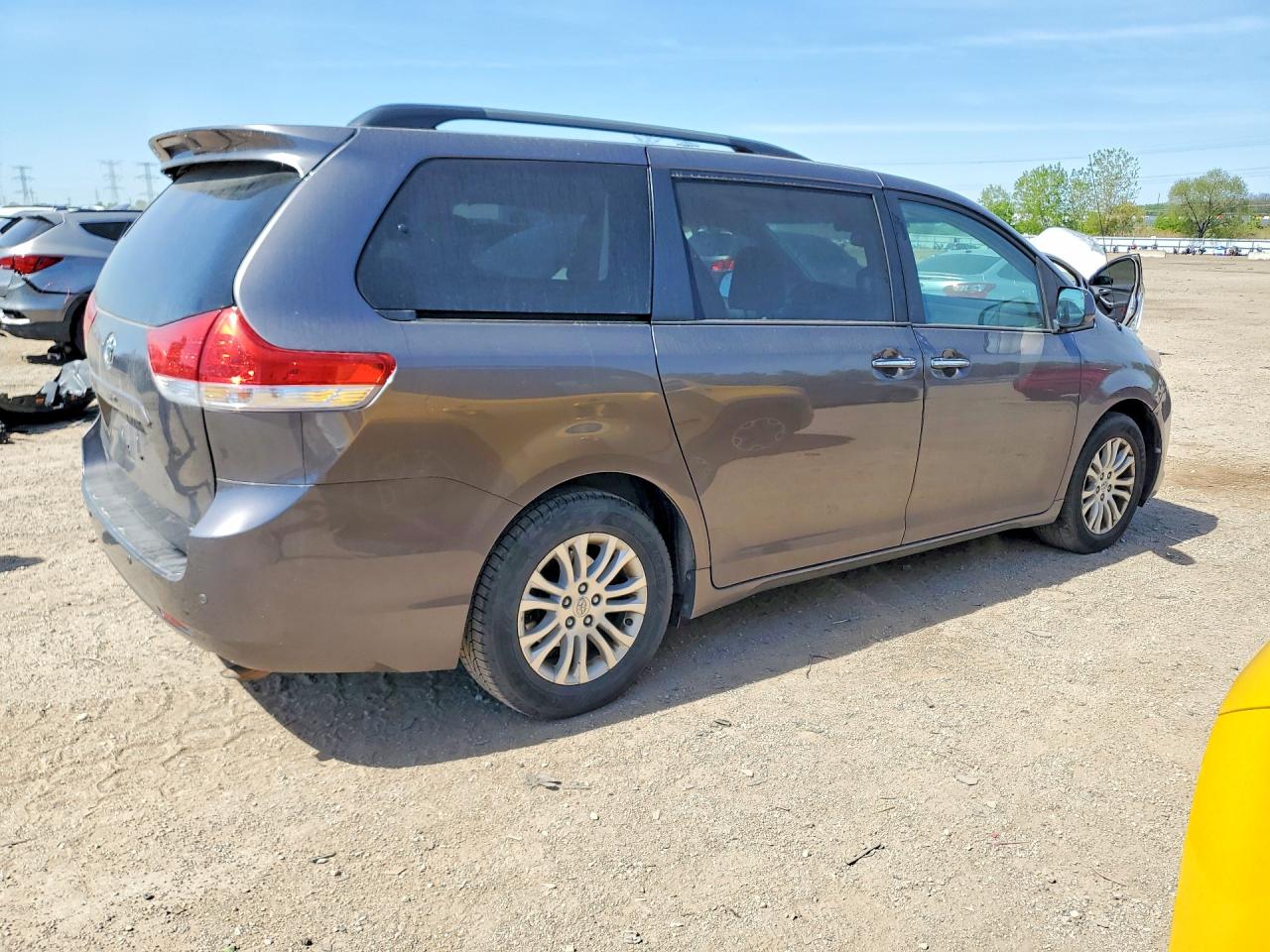 2014 Toyota Sienna Xle 8-passenger Silver vin: 5TDYK3DC6ES451649