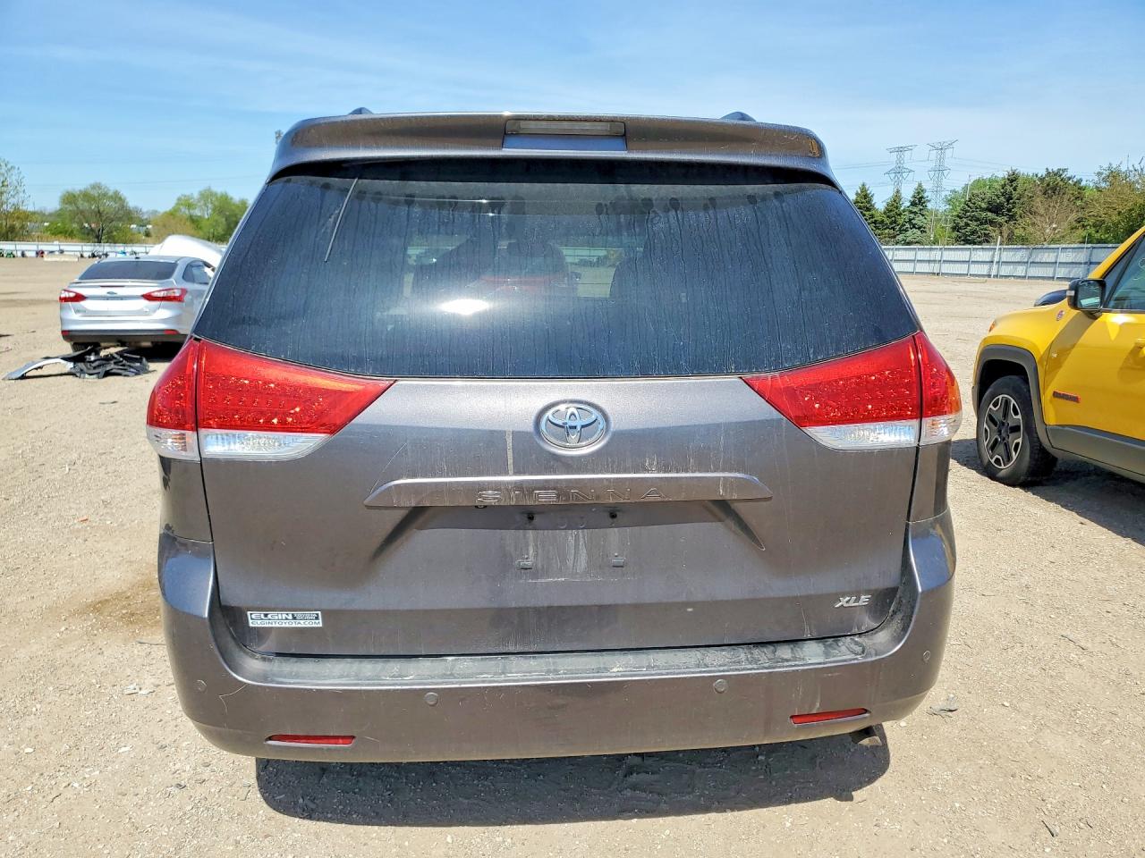 2014 Toyota Sienna Xle 8-passenger Silver vin: 5TDYK3DC6ES451649