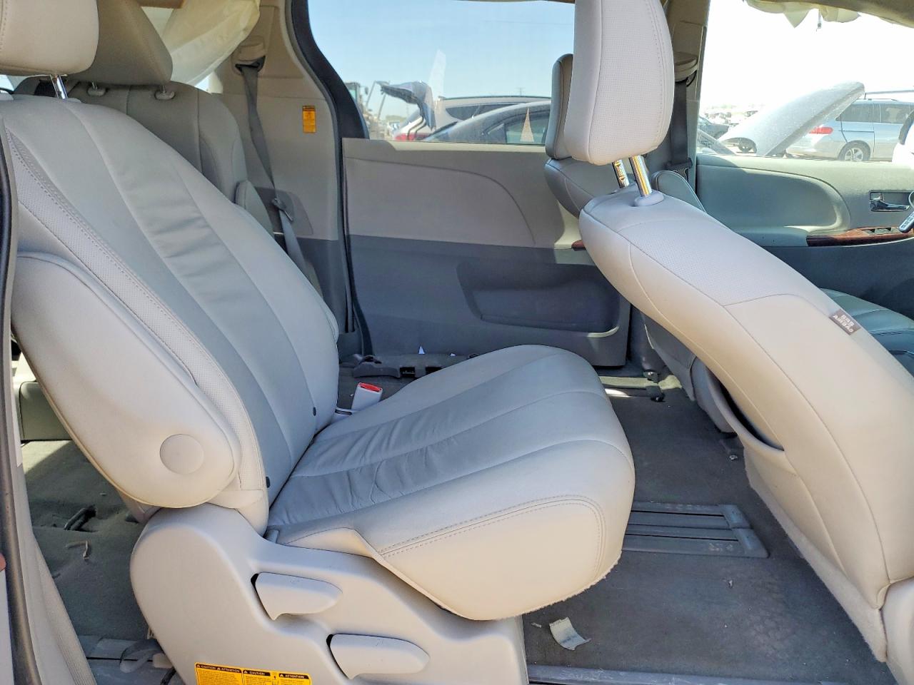 2014 Toyota Sienna Xle 8-passenger Silver vin: 5TDYK3DC6ES451649
