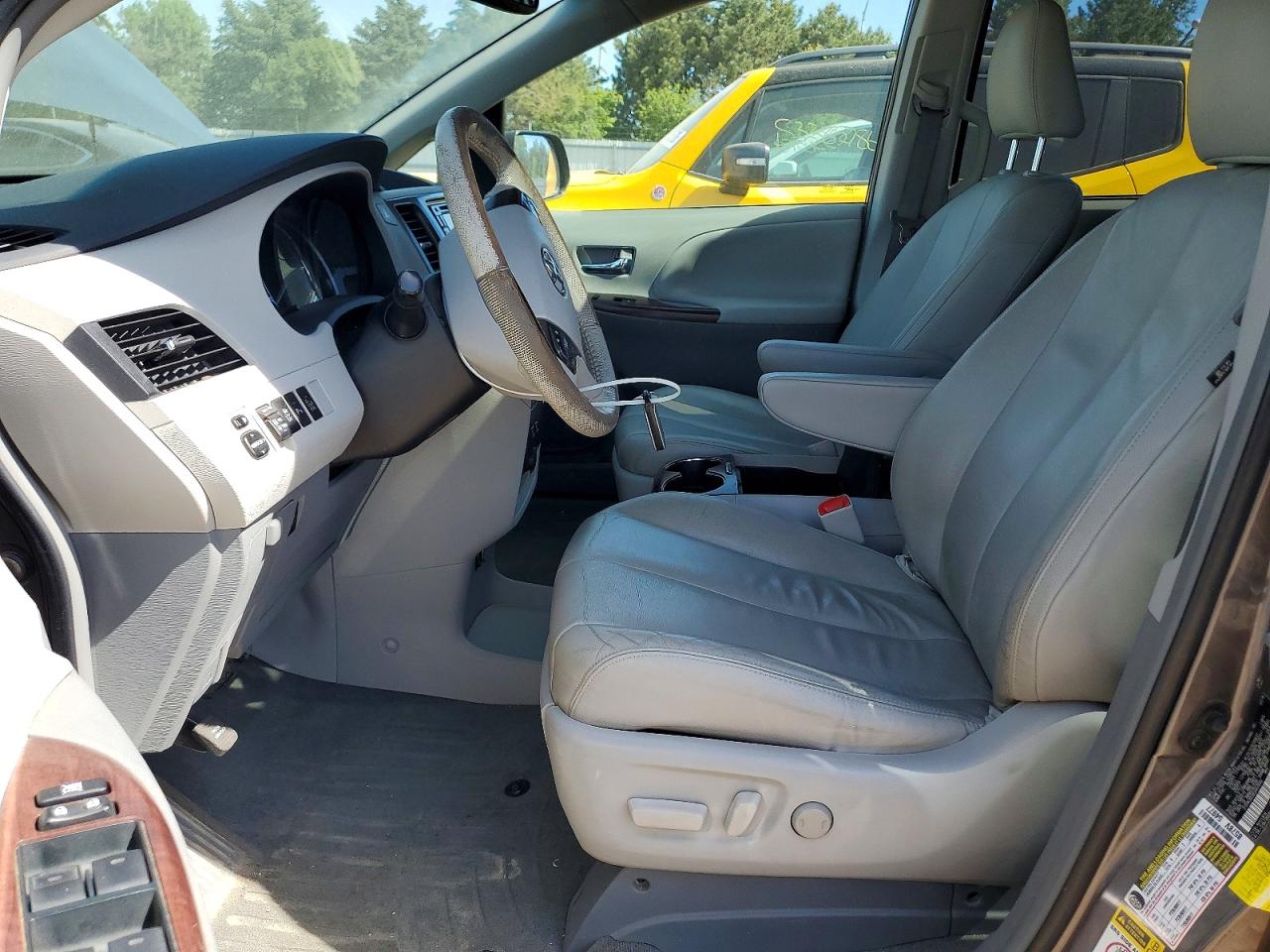 2014 Toyota Sienna Xle 8-passenger Silver vin: 5TDYK3DC6ES451649