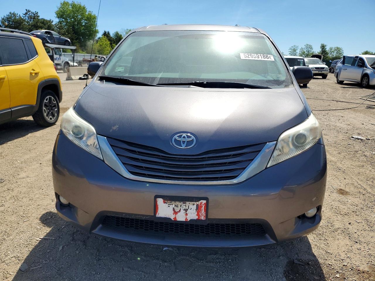 2014 Toyota Sienna Xle 8-passenger Silver vin: 5TDYK3DC6ES451649