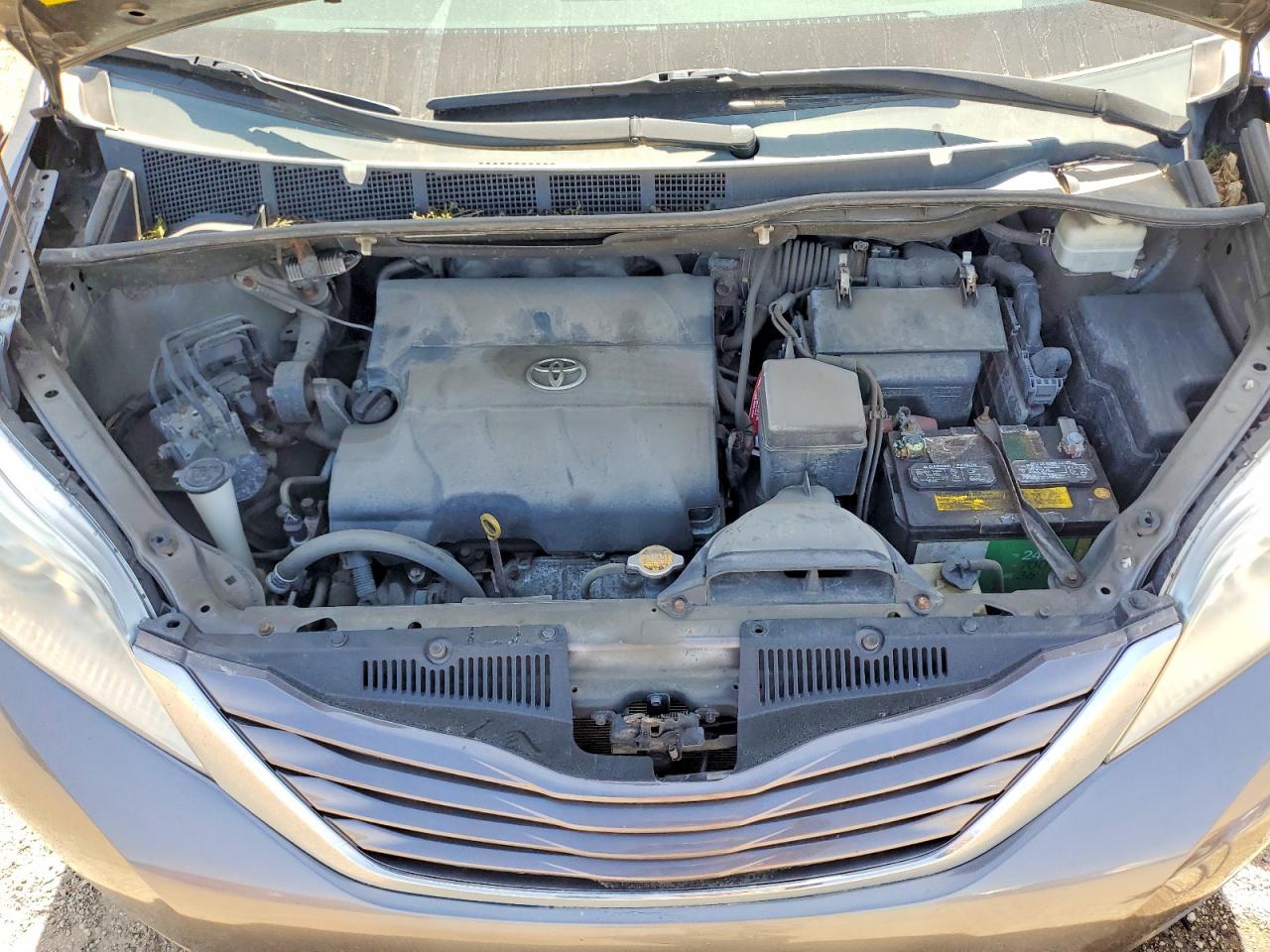 2014 Toyota Sienna Xle 8-passenger Silver vin: 5TDYK3DC6ES451649