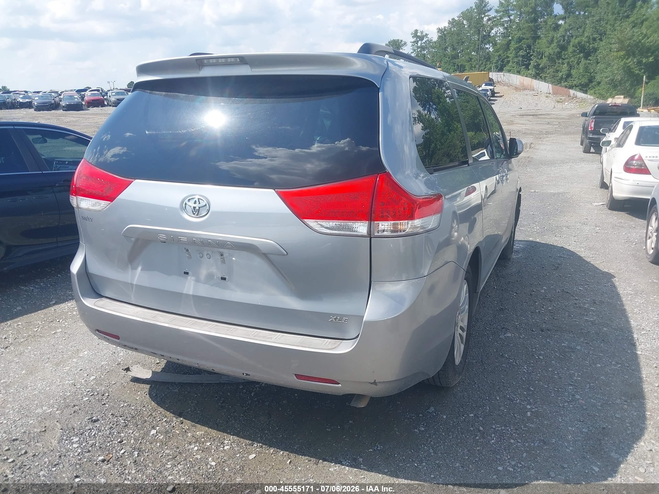 2014 Toyota Sienna Xle V6 8 Passenger Silver vin: 5TDYK3DC6ES454938