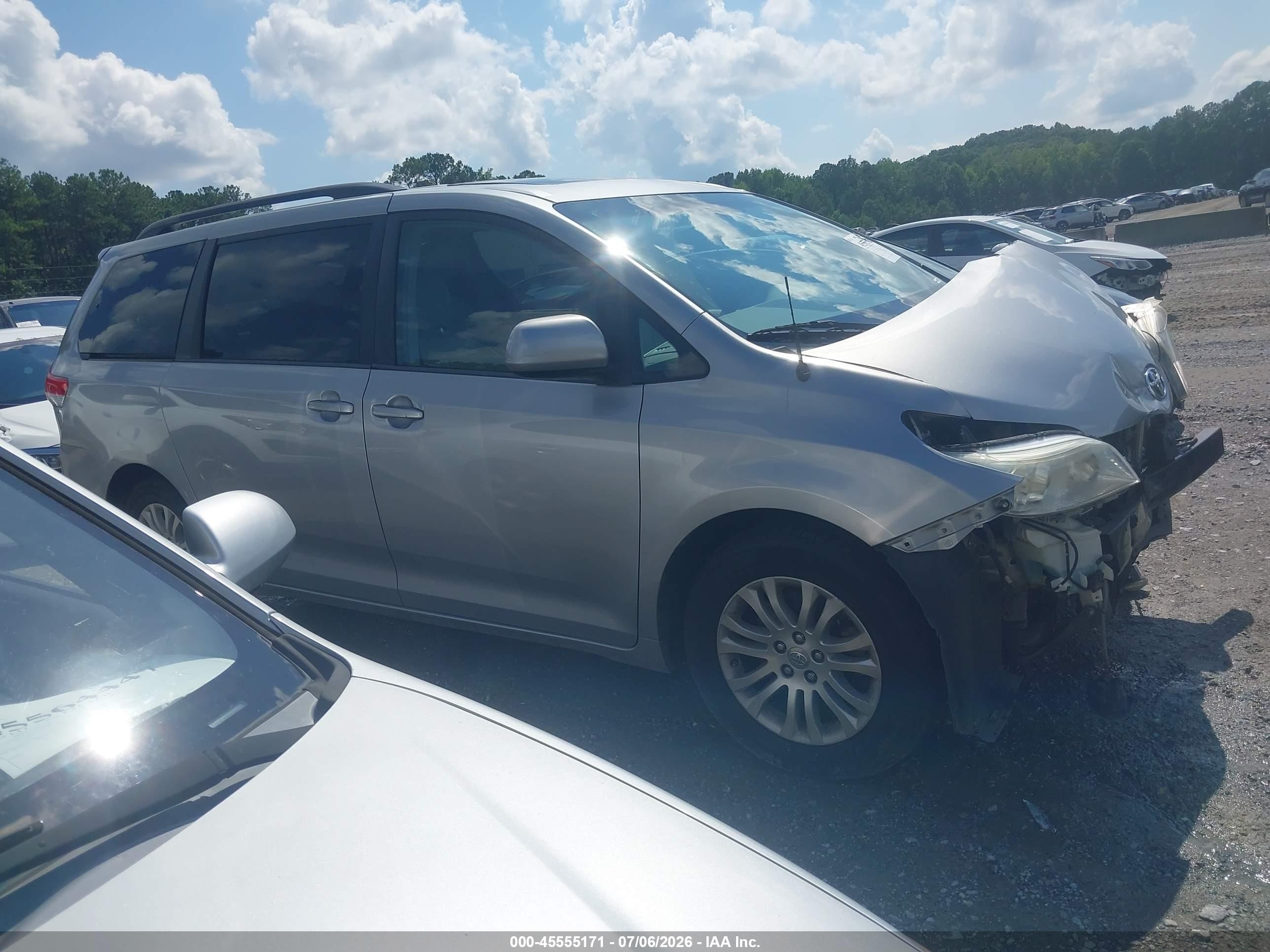 2014 Toyota Sienna Xle V6 8 Passenger Silver vin: 5TDYK3DC6ES454938