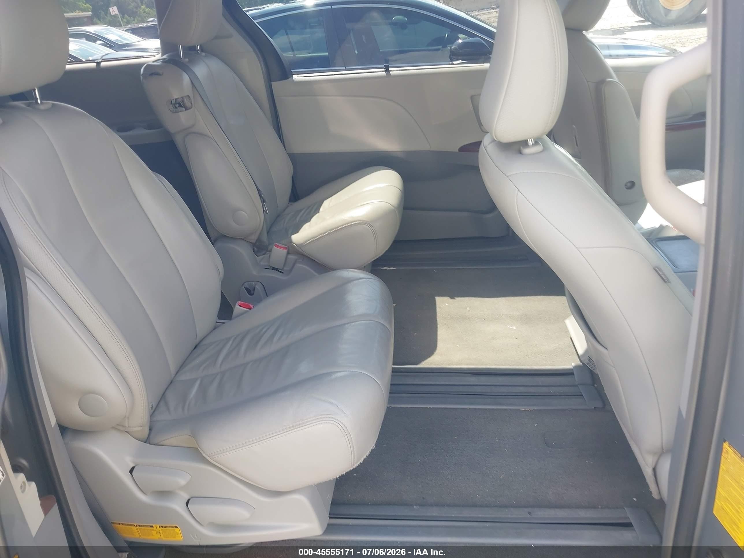2014 Toyota Sienna Xle V6 8 Passenger Silver vin: 5TDYK3DC6ES454938