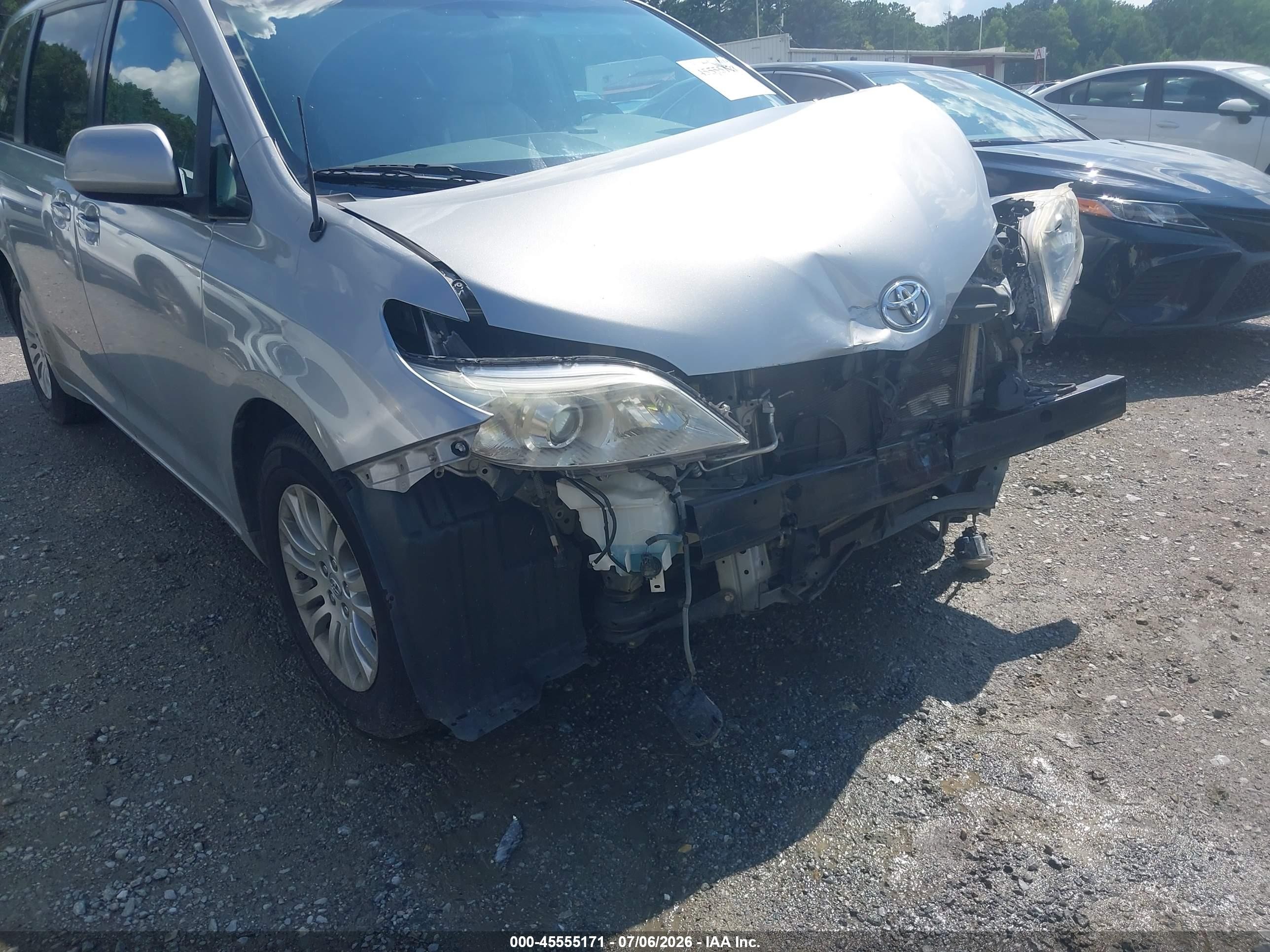 2014 Toyota Sienna Xle V6 8 Passenger Silver vin: 5TDYK3DC6ES454938