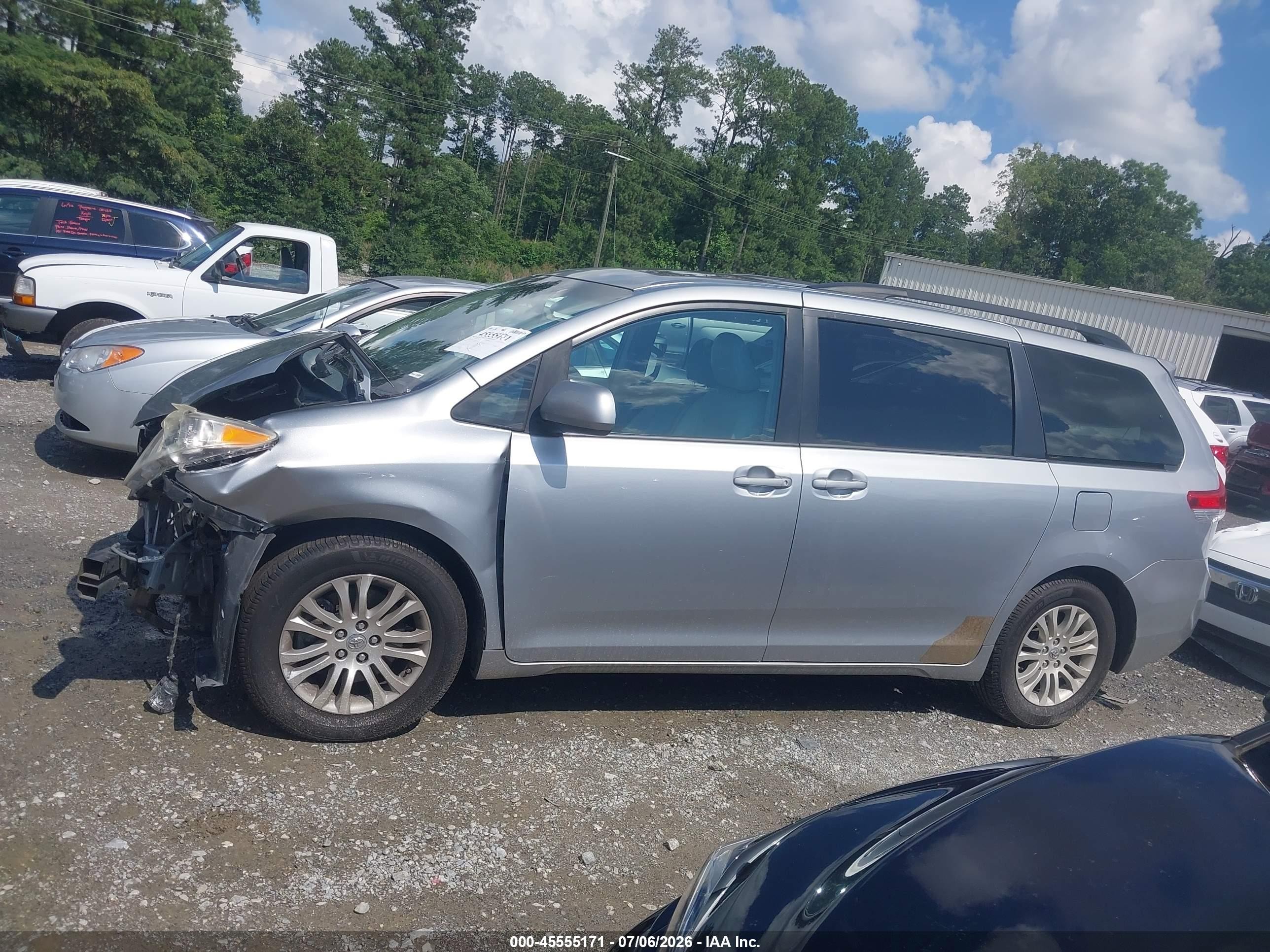 2014 Toyota Sienna Xle V6 8 Passenger Silver vin: 5TDYK3DC6ES454938