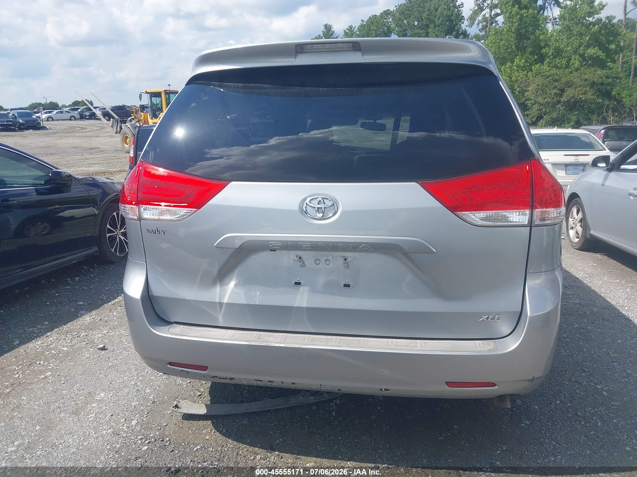 2014 Toyota Sienna Xle V6 8 Passenger Silver vin: 5TDYK3DC6ES454938