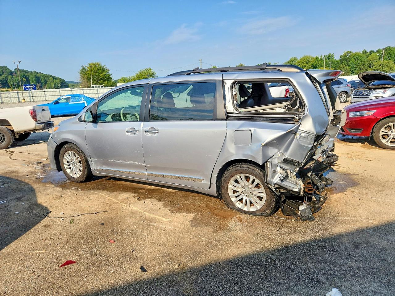 2014 Toyota Sienna Xle 8-passenger Silver vin: 5TDYK3DC6ES462344
