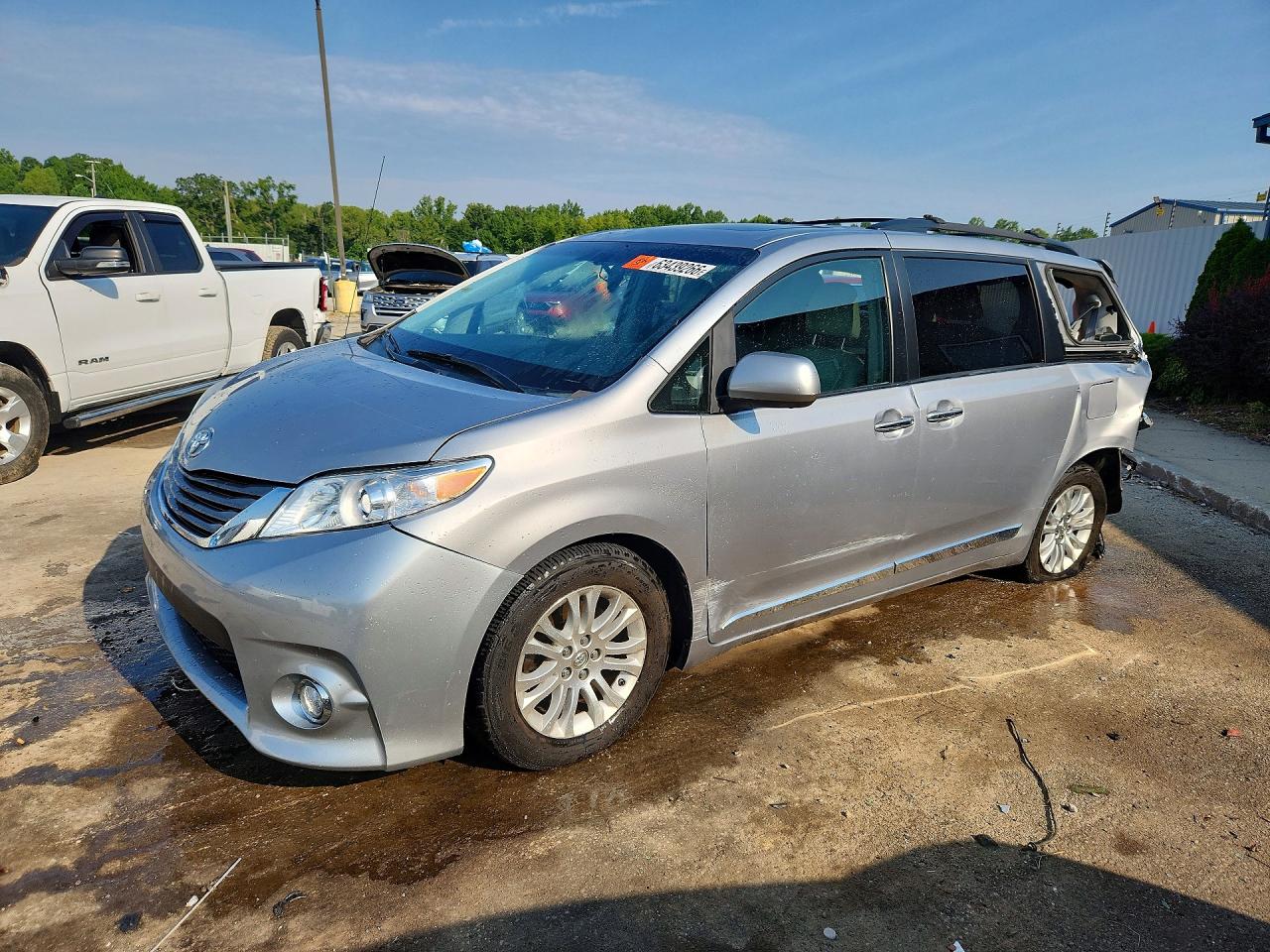 2014 Toyota Sienna Xle 8-passenger Silver vin: 5TDYK3DC6ES462344