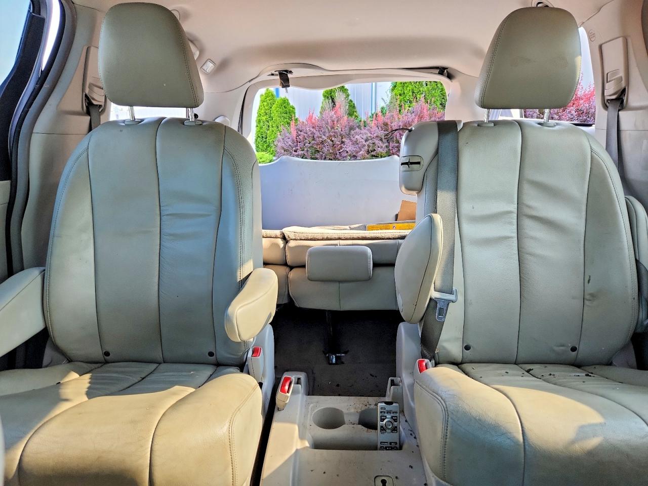 2014 Toyota Sienna Xle 8-passenger Silver vin: 5TDYK3DC6ES462344