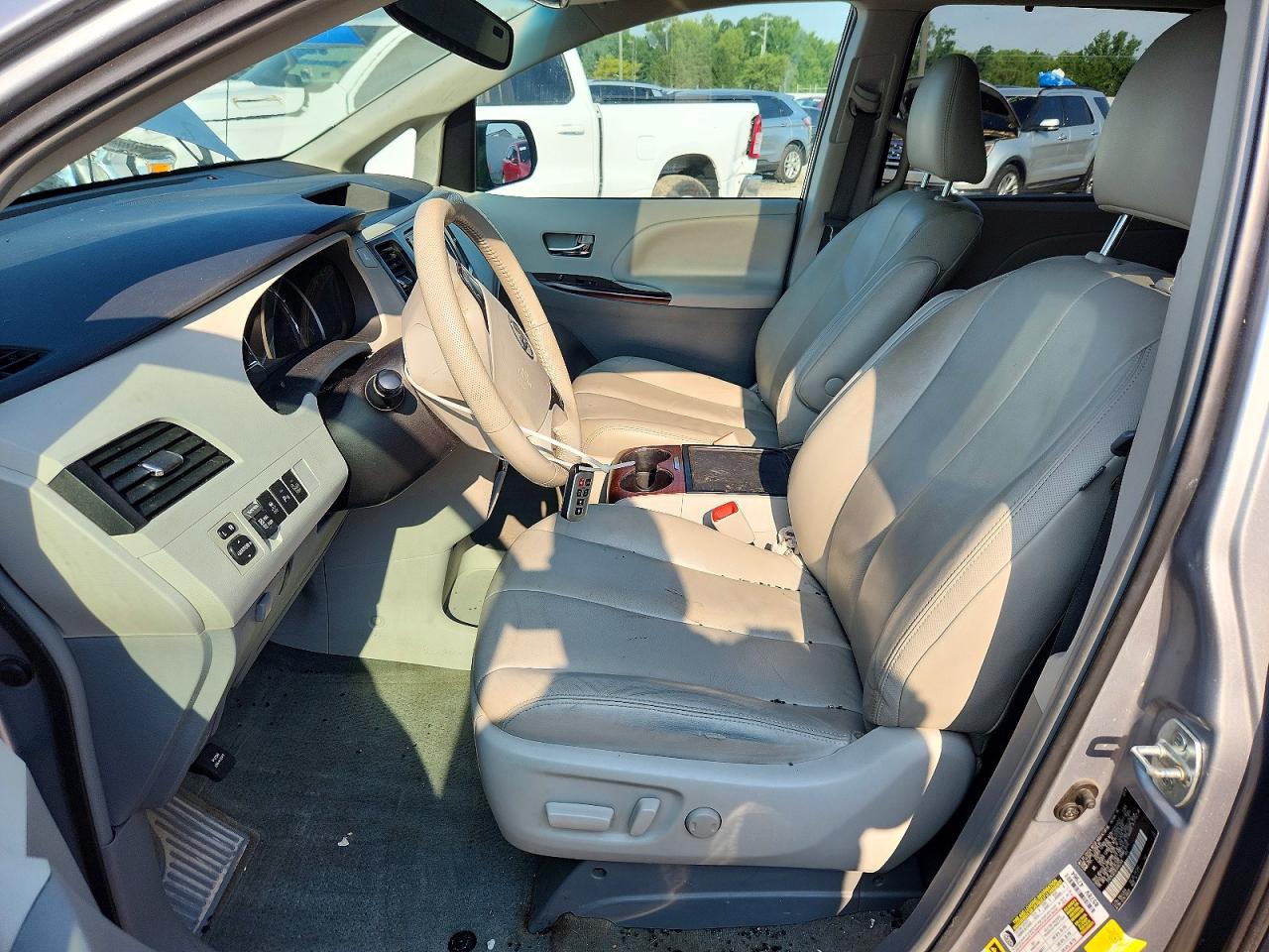 2014 Toyota Sienna Xle 8-passenger Silver vin: 5TDYK3DC6ES462344