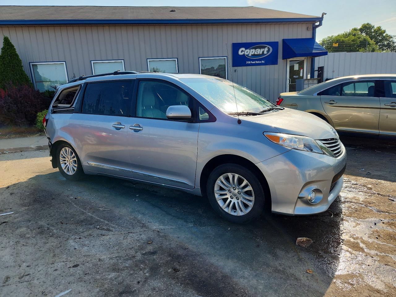 2014 Toyota Sienna Xle 8-passenger Silver vin: 5TDYK3DC6ES462344