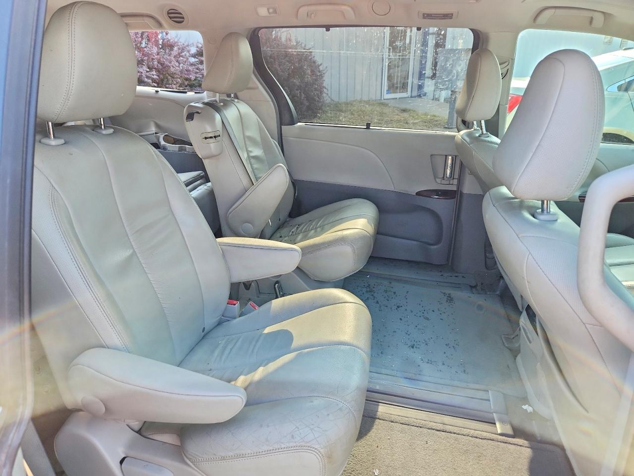 2014 Toyota Sienna Xle 8-passenger Silver vin: 5TDYK3DC6ES462344