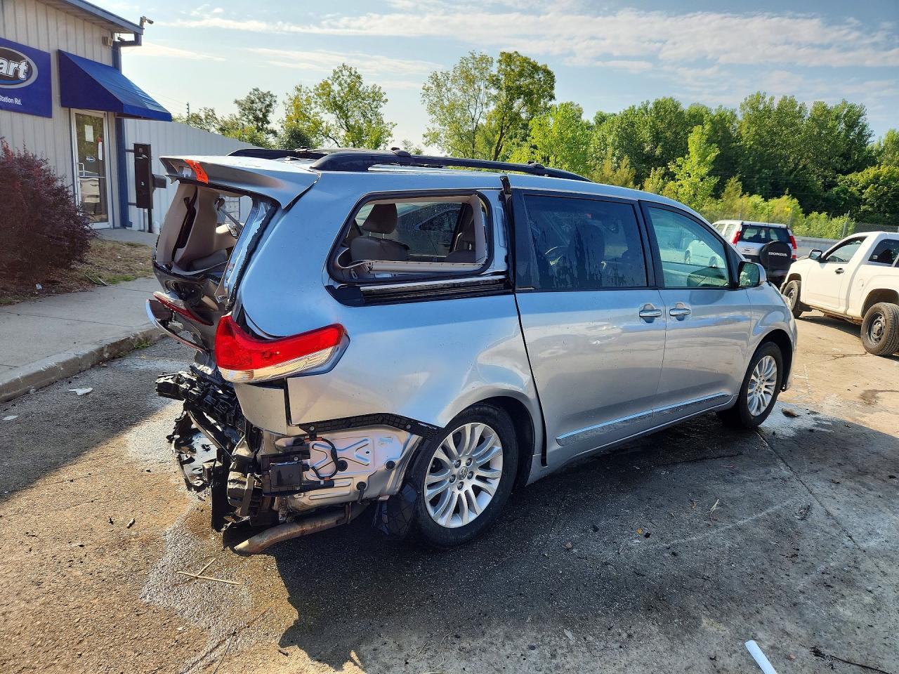 2014 Toyota Sienna Xle 8-passenger Silver vin: 5TDYK3DC6ES462344