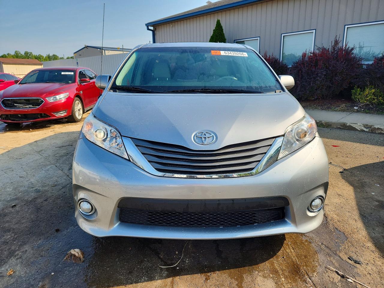 2014 Toyota Sienna Xle 8-passenger Silver vin: 5TDYK3DC6ES462344