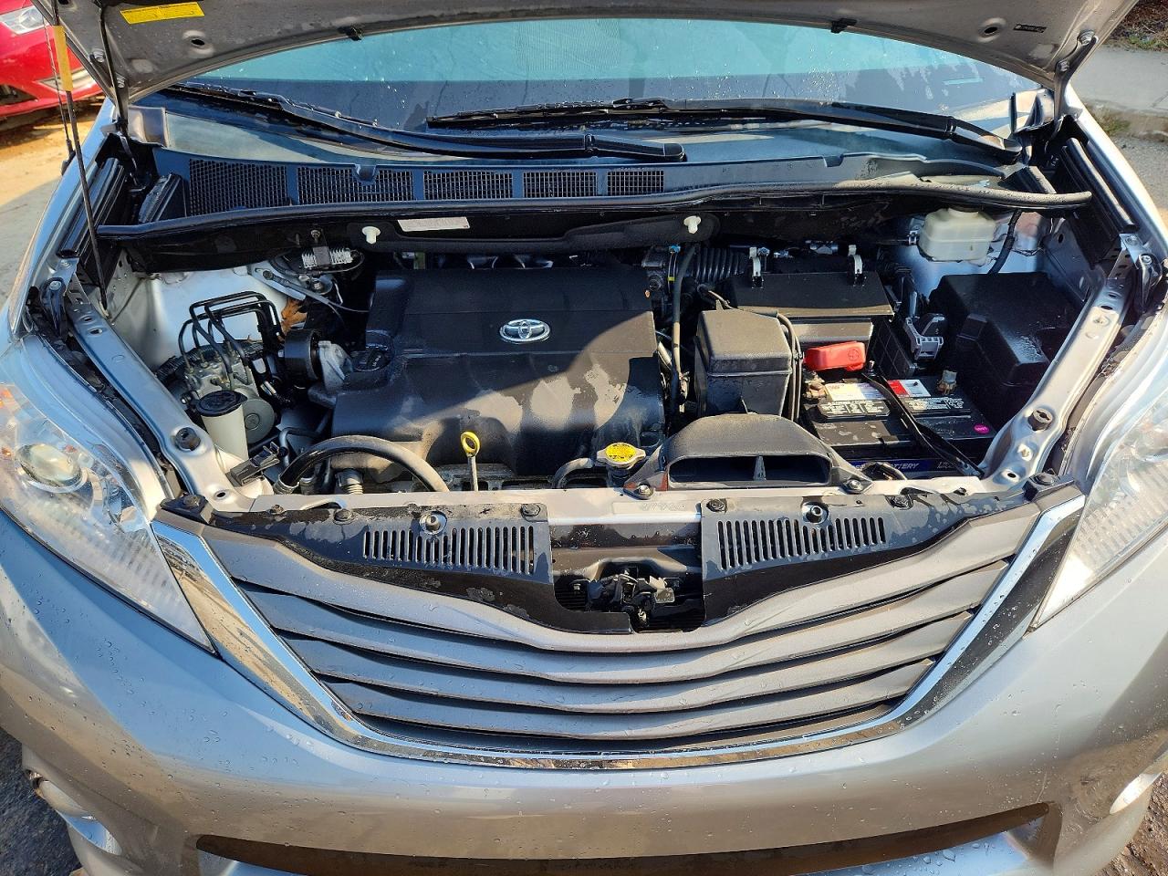 2014 Toyota Sienna Xle 8-passenger Silver vin: 5TDYK3DC6ES462344