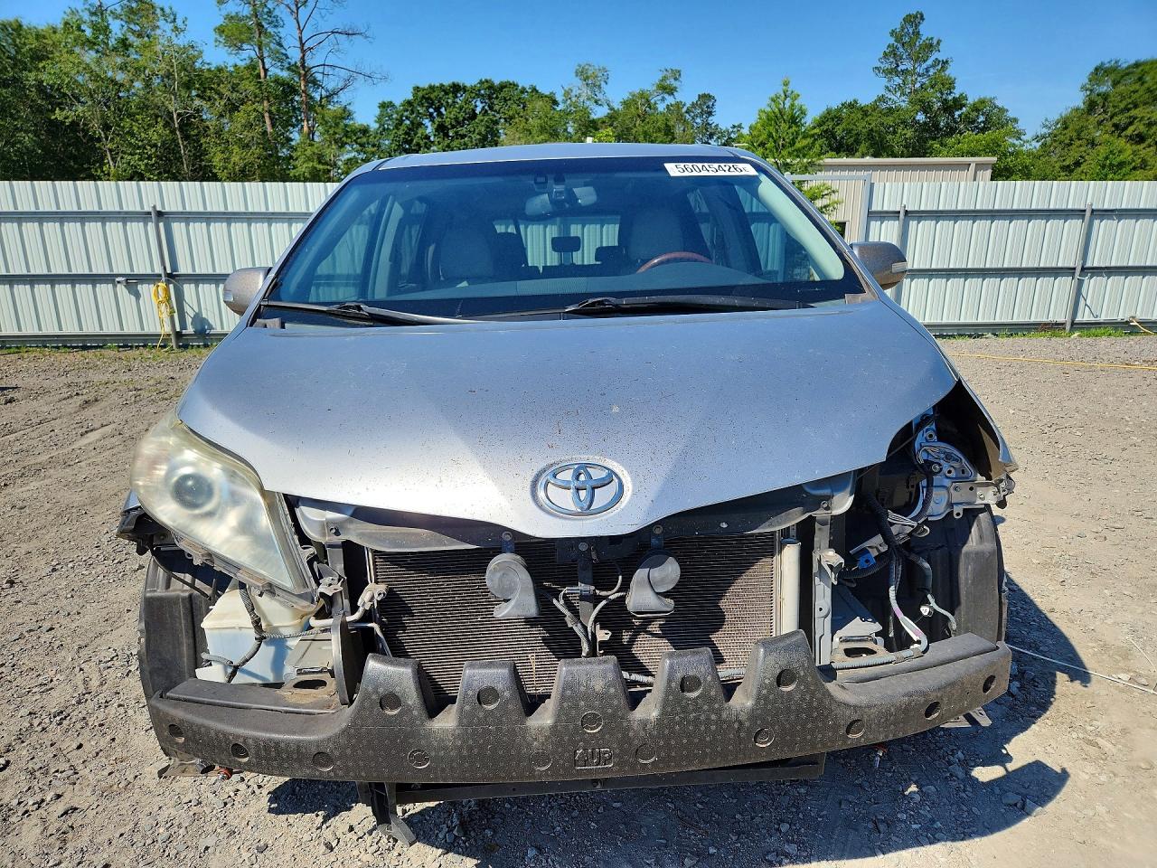 2014 Toyota Sienna Limited 7-passenger Silver vin: 5TDYK3DC6ES493402