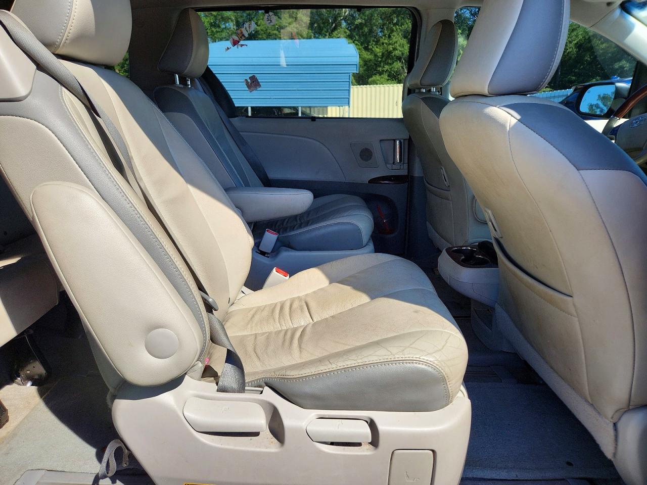 2014 Toyota Sienna Limited 7-passenger Silver vin: 5TDYK3DC6ES493402