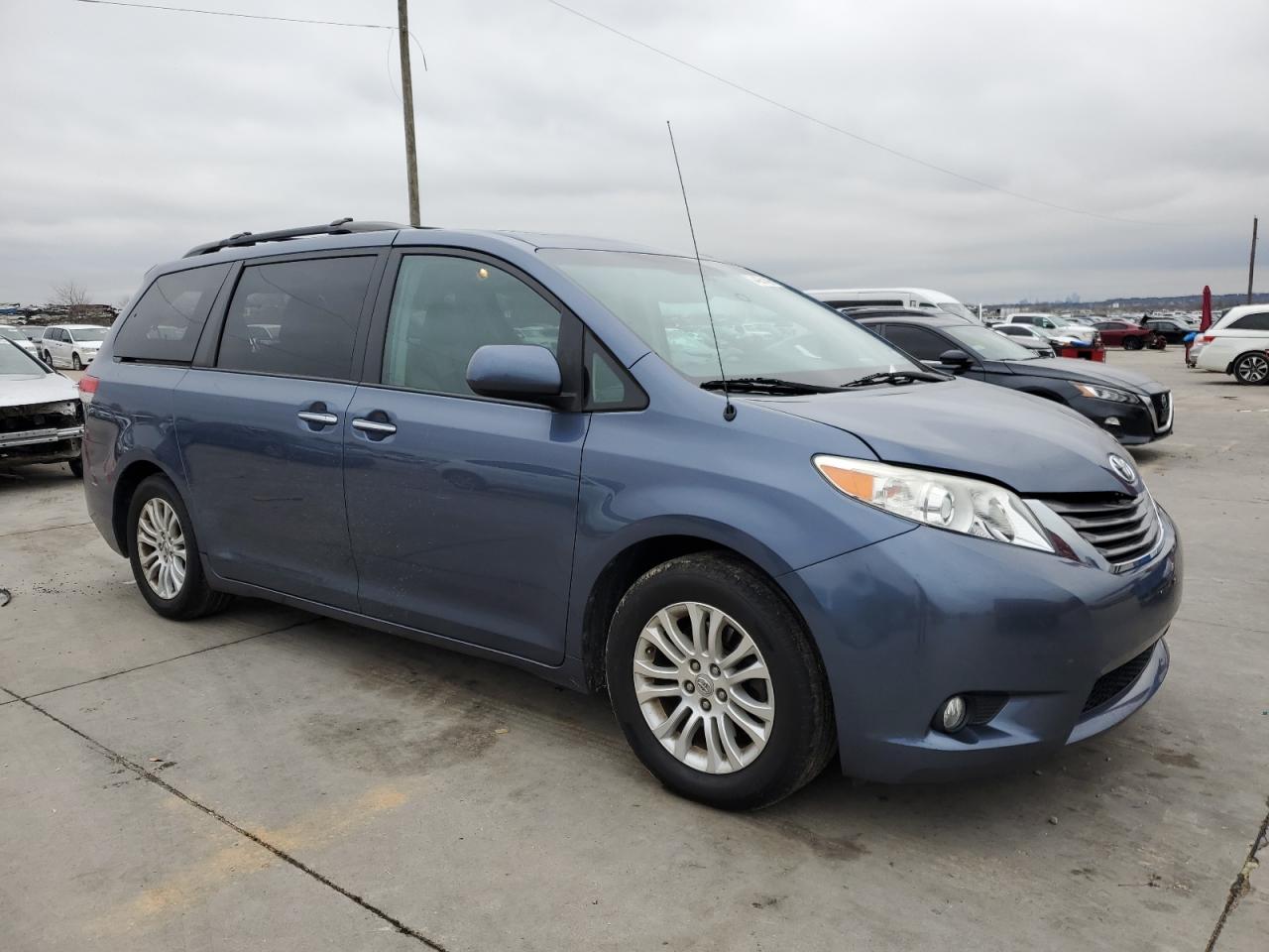 2014 Toyota Sienna Xle 8-passenger Blue vin: 5TDYK3DC6ES508836