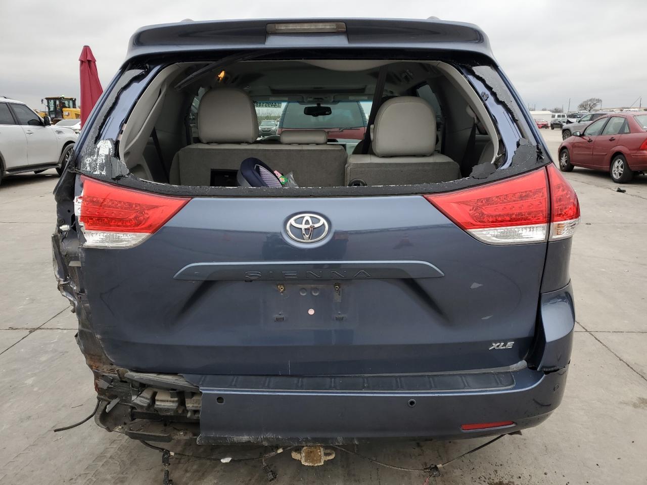 2014 Toyota Sienna Xle 8-passenger Blue vin: 5TDYK3DC6ES508836