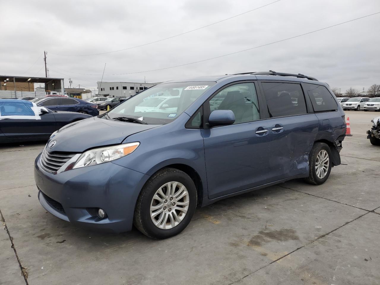 2014 Toyota Sienna Xle 8-passenger Blue vin: 5TDYK3DC6ES508836