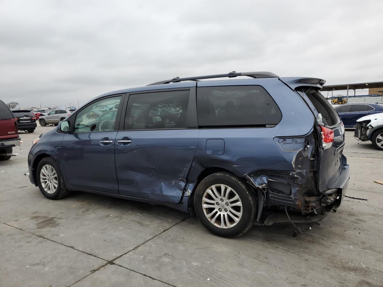 2014 Toyota Sienna Xle 8-passenger Blue vin: 5TDYK3DC6ES508836
