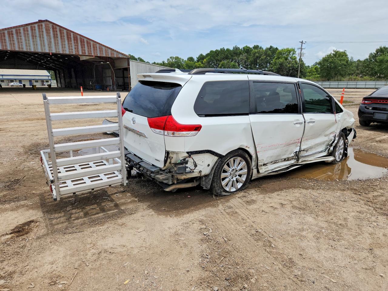 2014 Toyota Sienna Limited 7-passenger White vin: 5TDYK3DC6ES523840