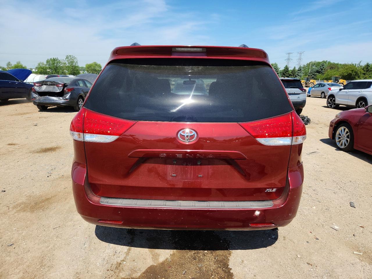 2014 Toyota Sienna Xle 8-passenger Maroon vin: 5TDYK3DC6ES526494