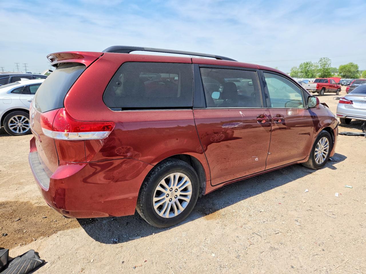 2014 Toyota Sienna Xle 8-passenger Maroon vin: 5TDYK3DC6ES526494
