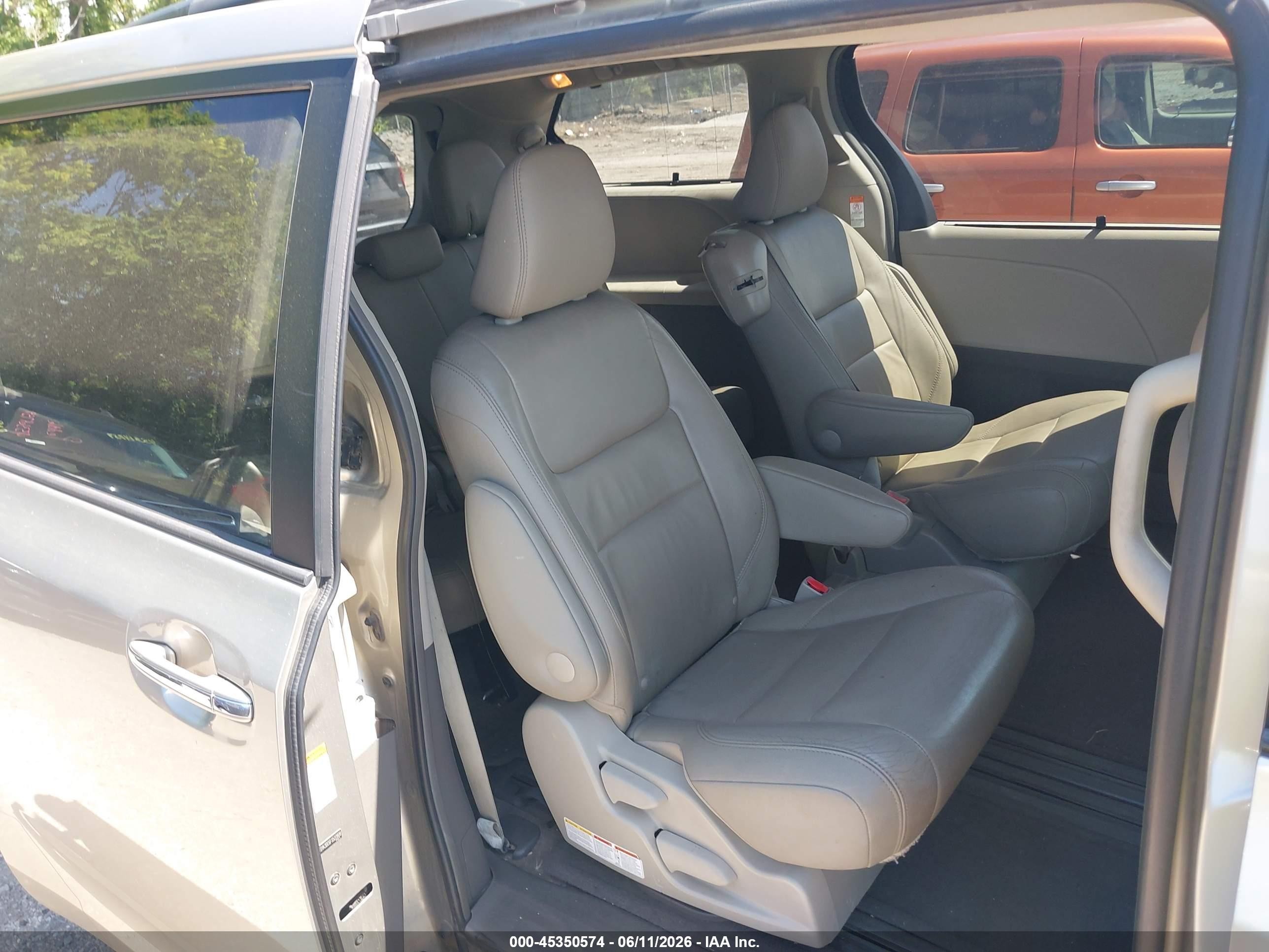 2015 Toyota Sienna Xle 8 Passenger Silver vin: 5TDYK3DC6FS527808