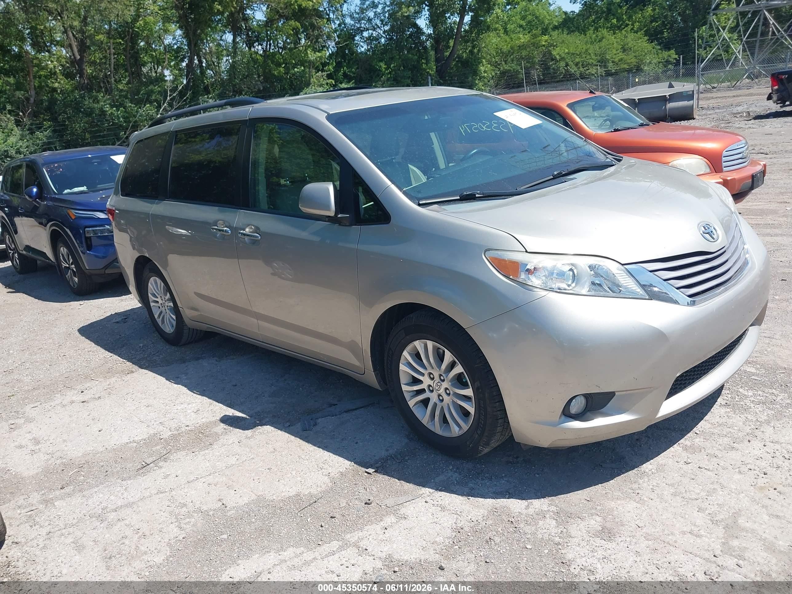 2015 Toyota Sienna Xle 8 Passenger Silver vin: 5TDYK3DC6FS527808