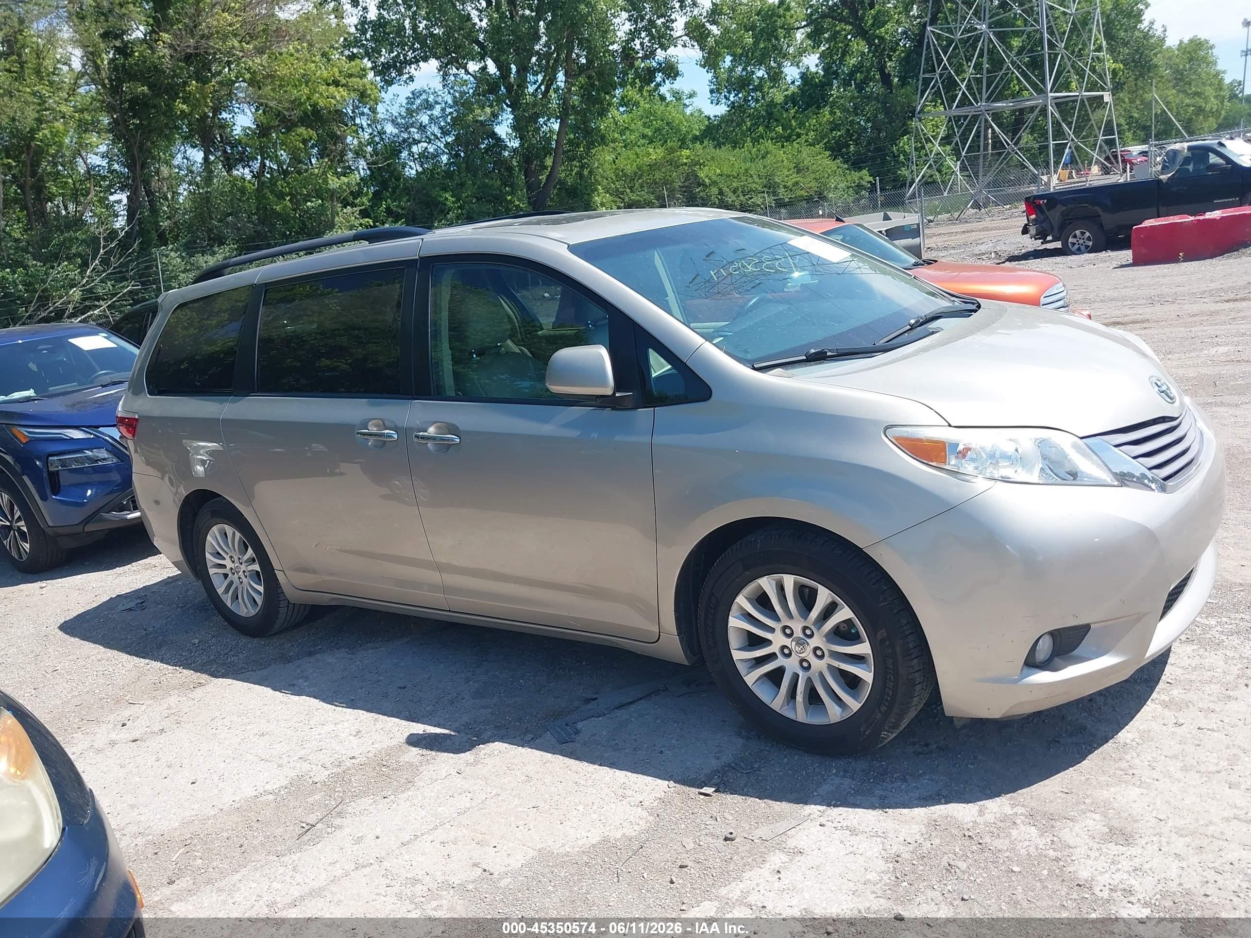 2015 Toyota Sienna Xle 8 Passenger Silver vin: 5TDYK3DC6FS527808