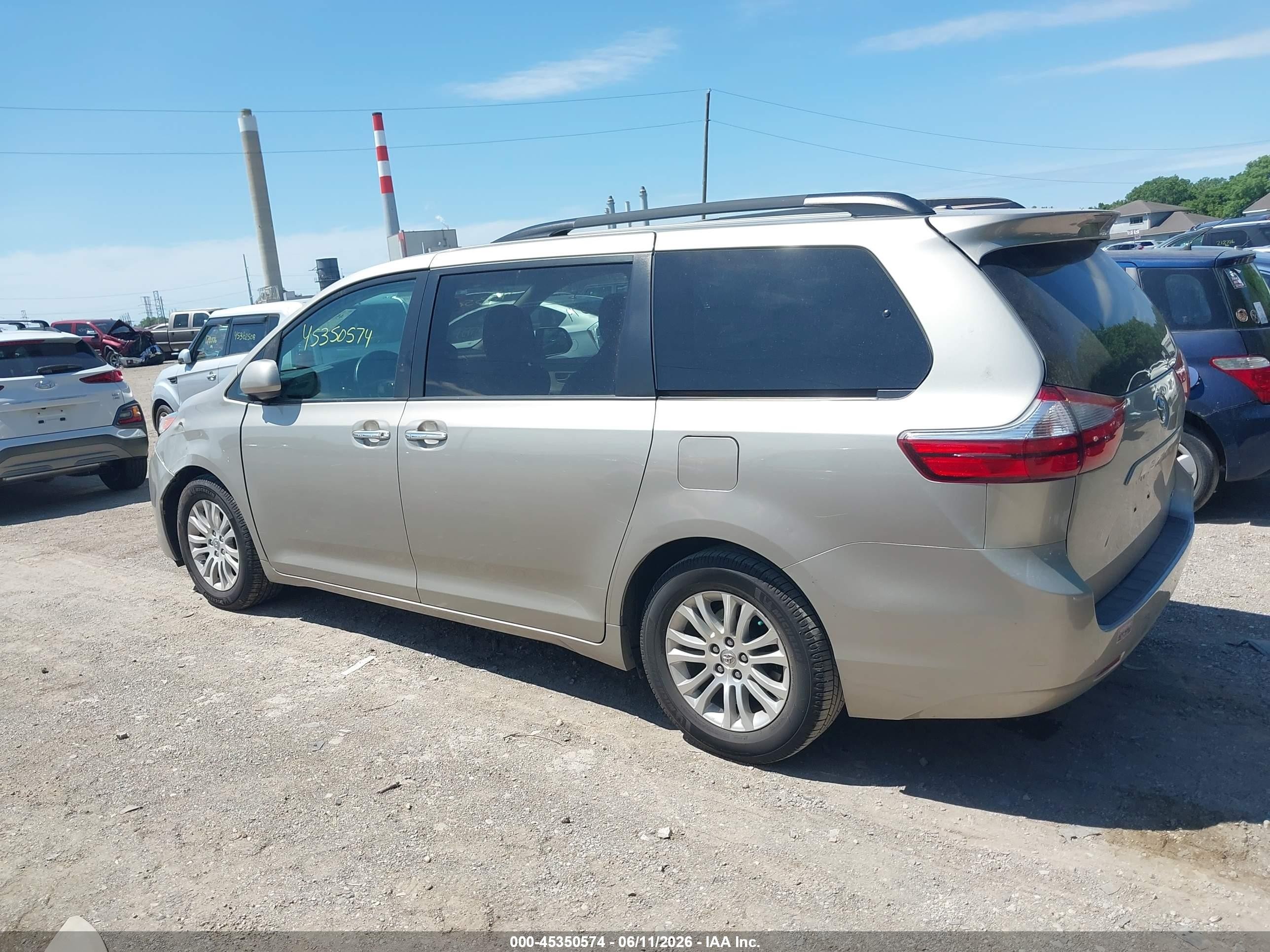 2015 Toyota Sienna Xle 8 Passenger Silver vin: 5TDYK3DC6FS527808