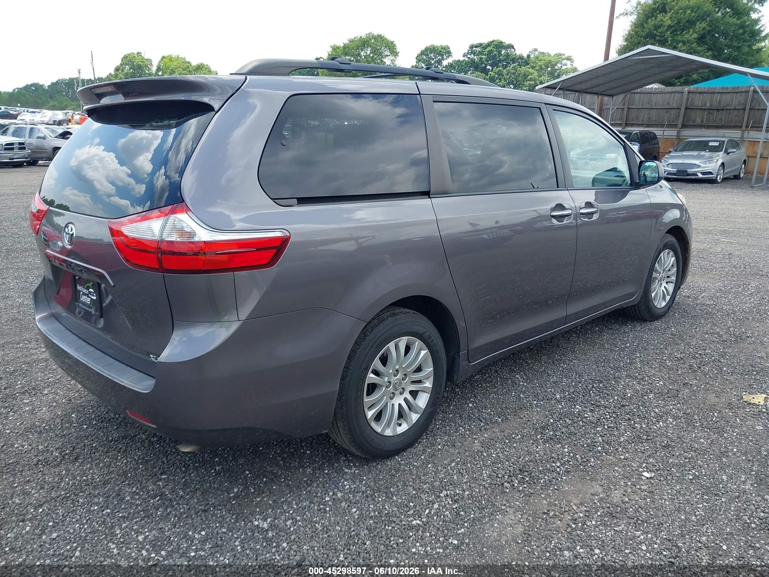 2015 Toyota Sienna Xle 8 Passenger Silver vin: 5TDYK3DC6FS530420