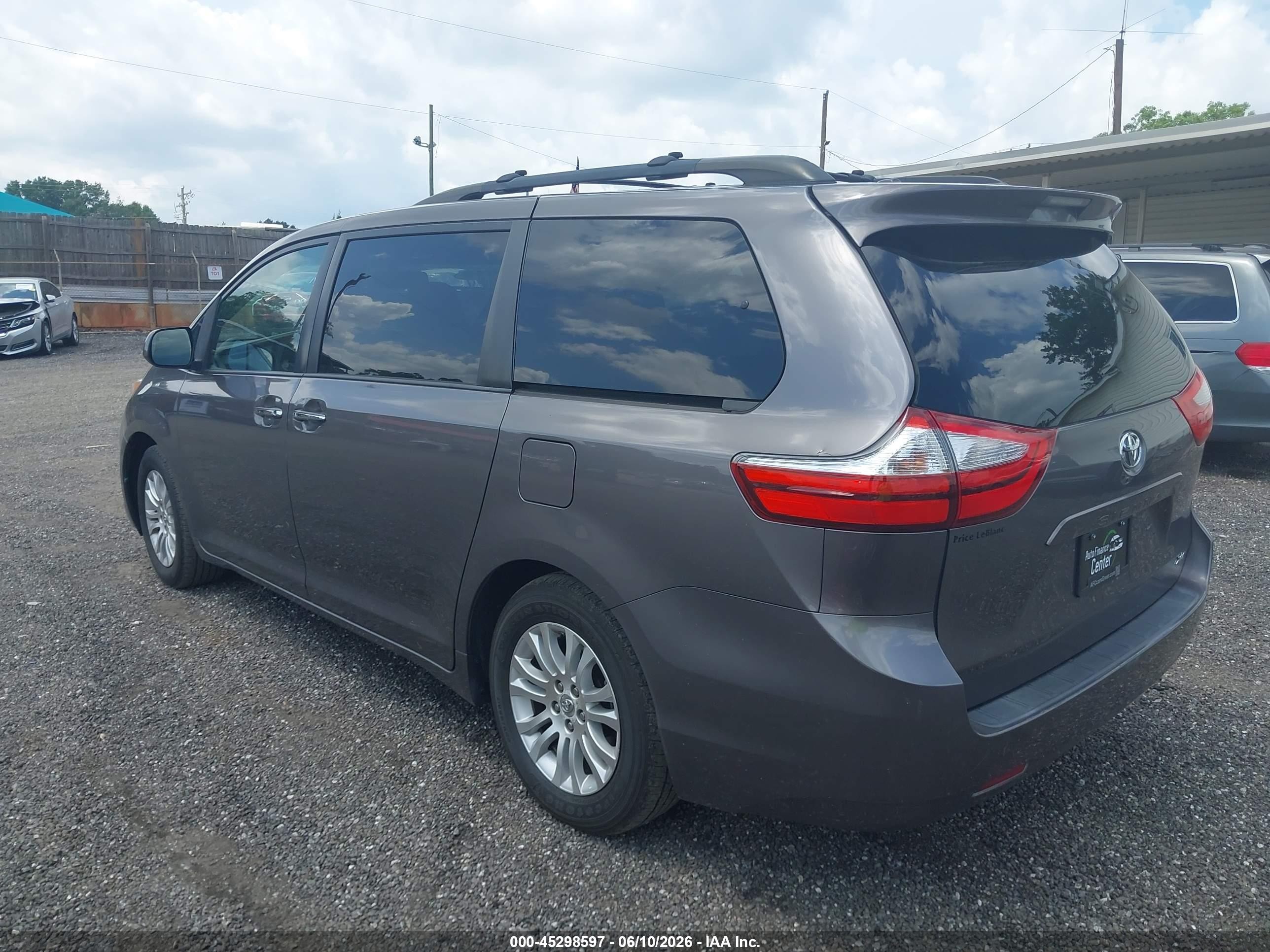 2015 Toyota Sienna Xle 8 Passenger Silver vin: 5TDYK3DC6FS530420