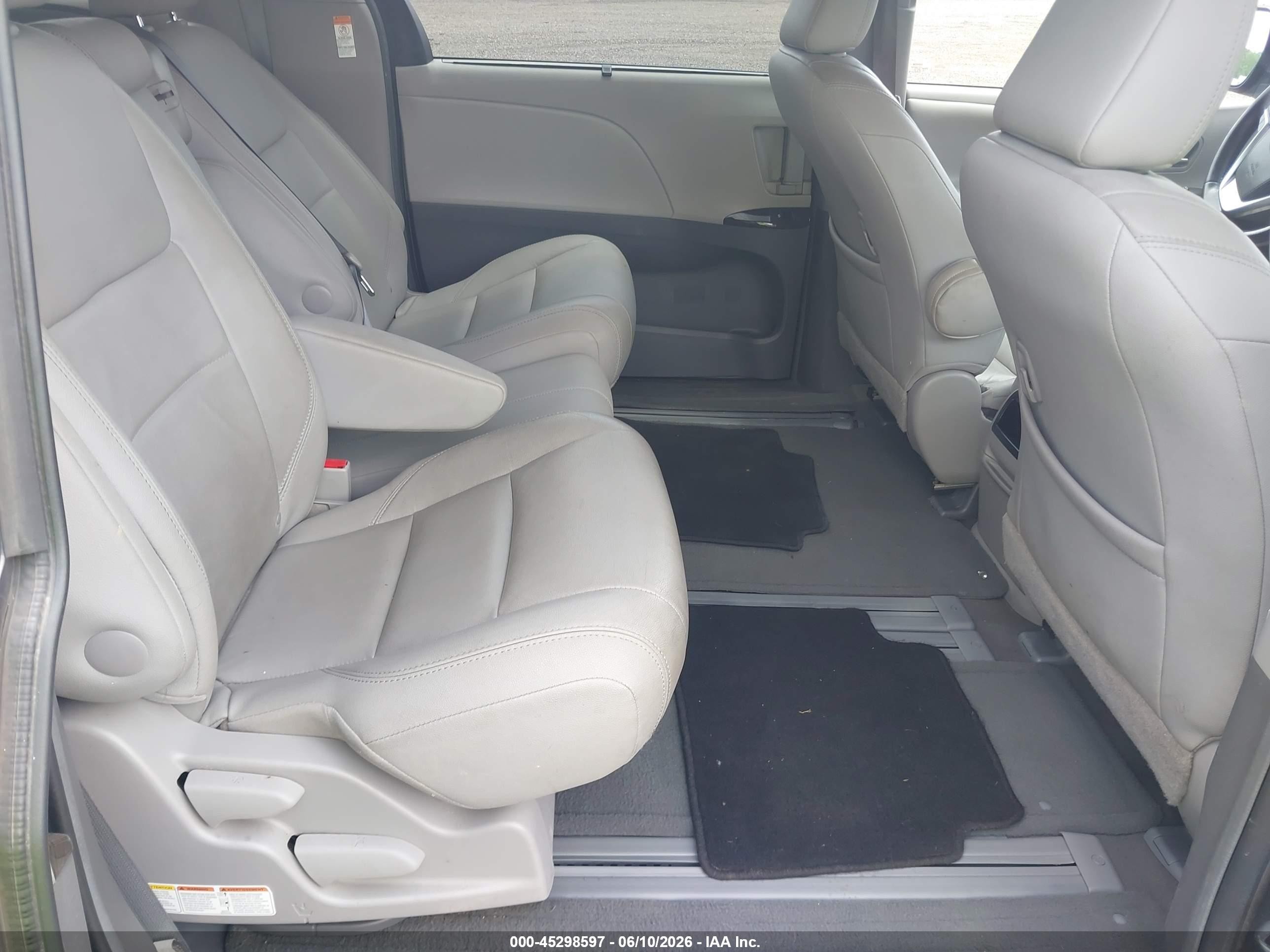 2015 Toyota Sienna Xle 8 Passenger Silver vin: 5TDYK3DC6FS530420