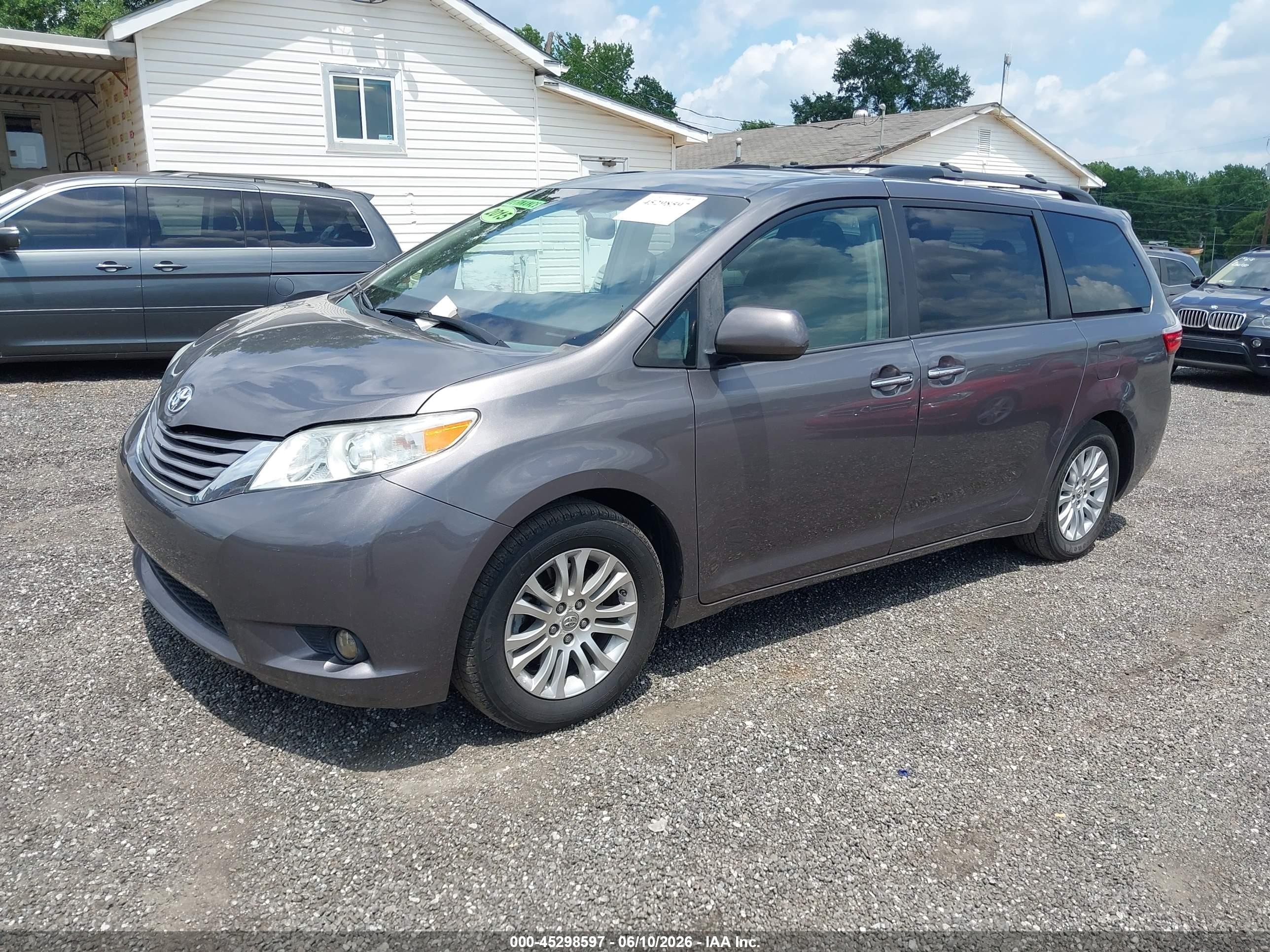 2015 Toyota Sienna Xle 8 Passenger Silver vin: 5TDYK3DC6FS530420