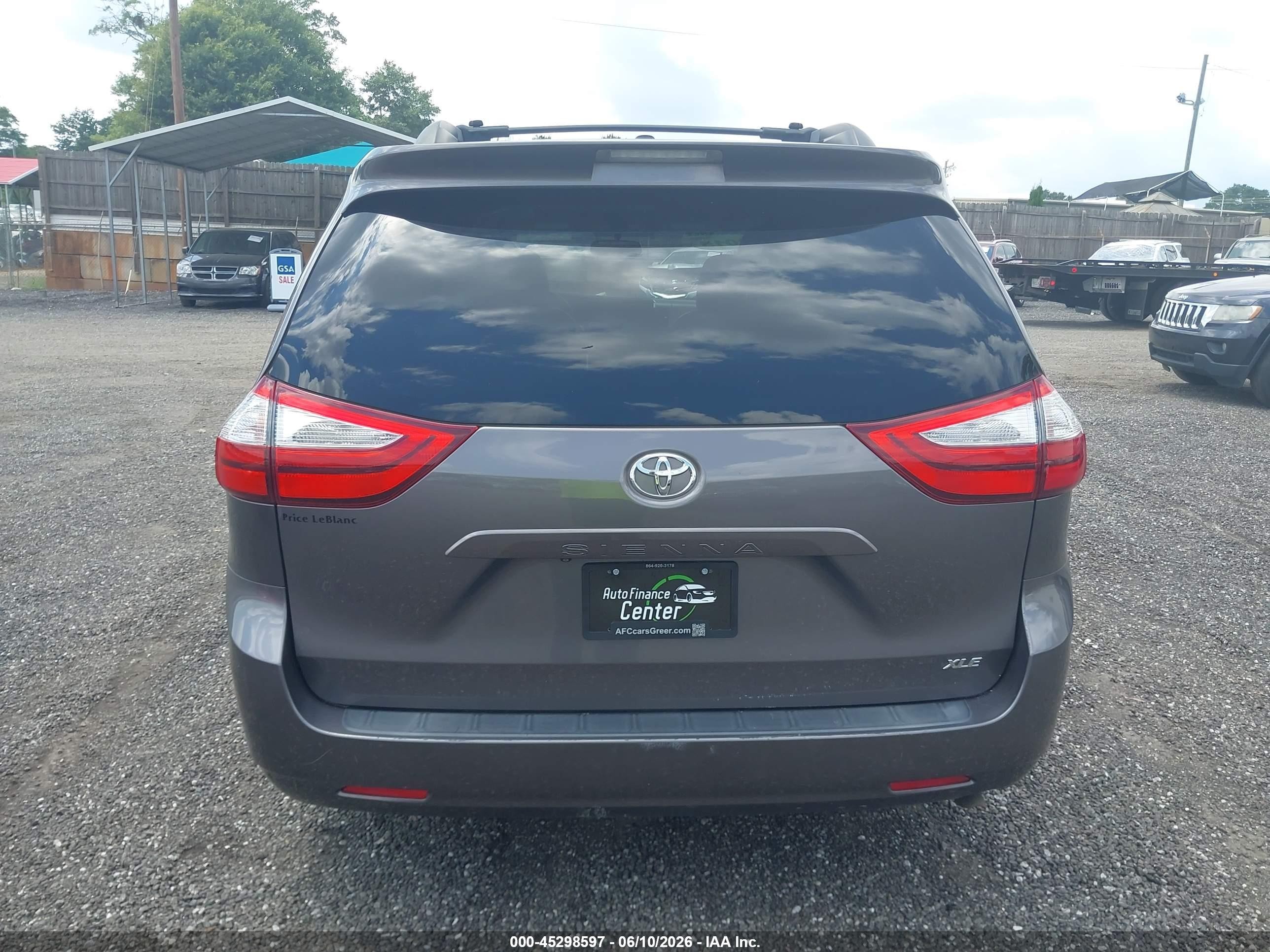 2015 Toyota Sienna Xle 8 Passenger Silver vin: 5TDYK3DC6FS530420